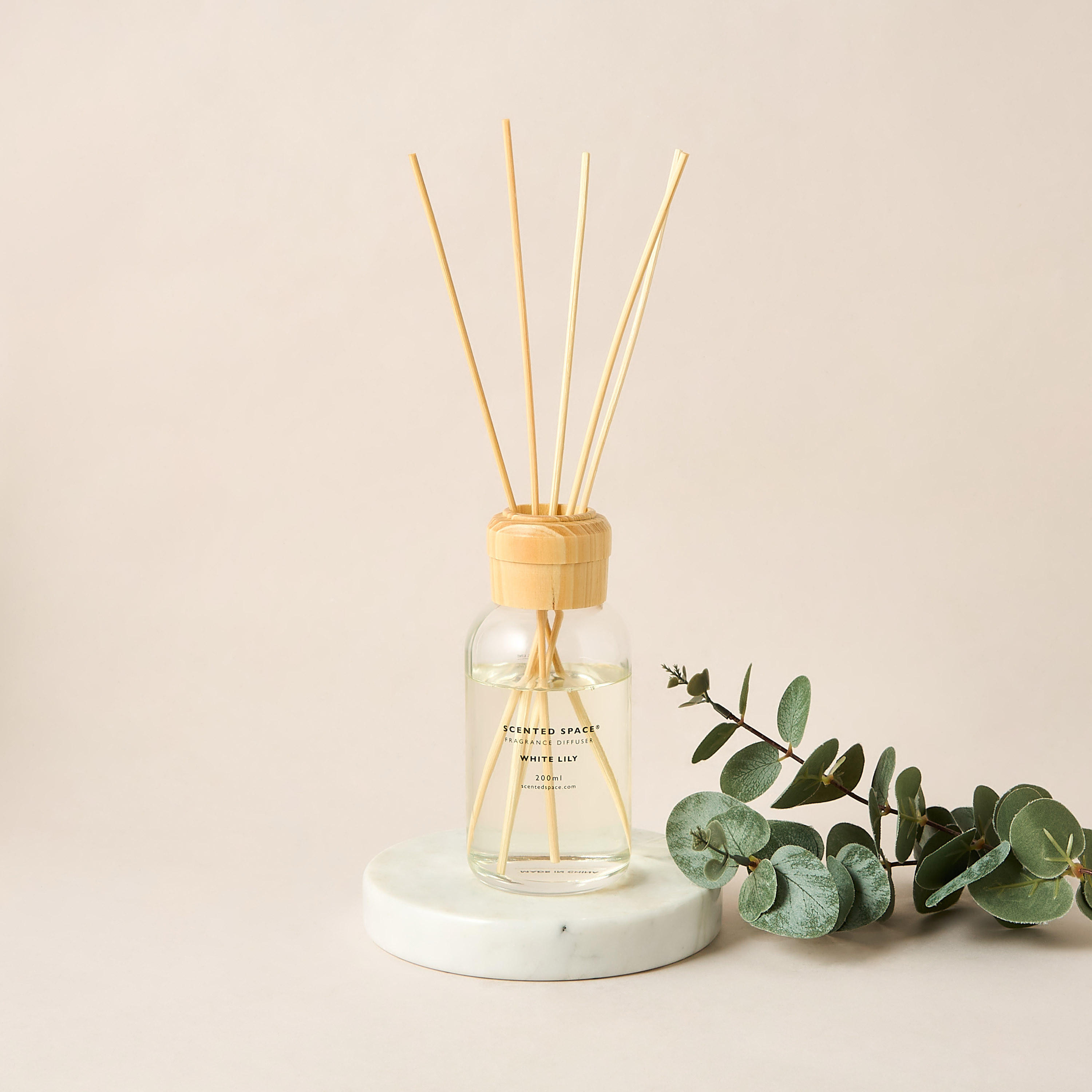 موزع عطور أعواد برائحة الزنبق الأبيض من سينتد سبيس - 200 مل-household-homefragrance-reeddiffusers-image-1