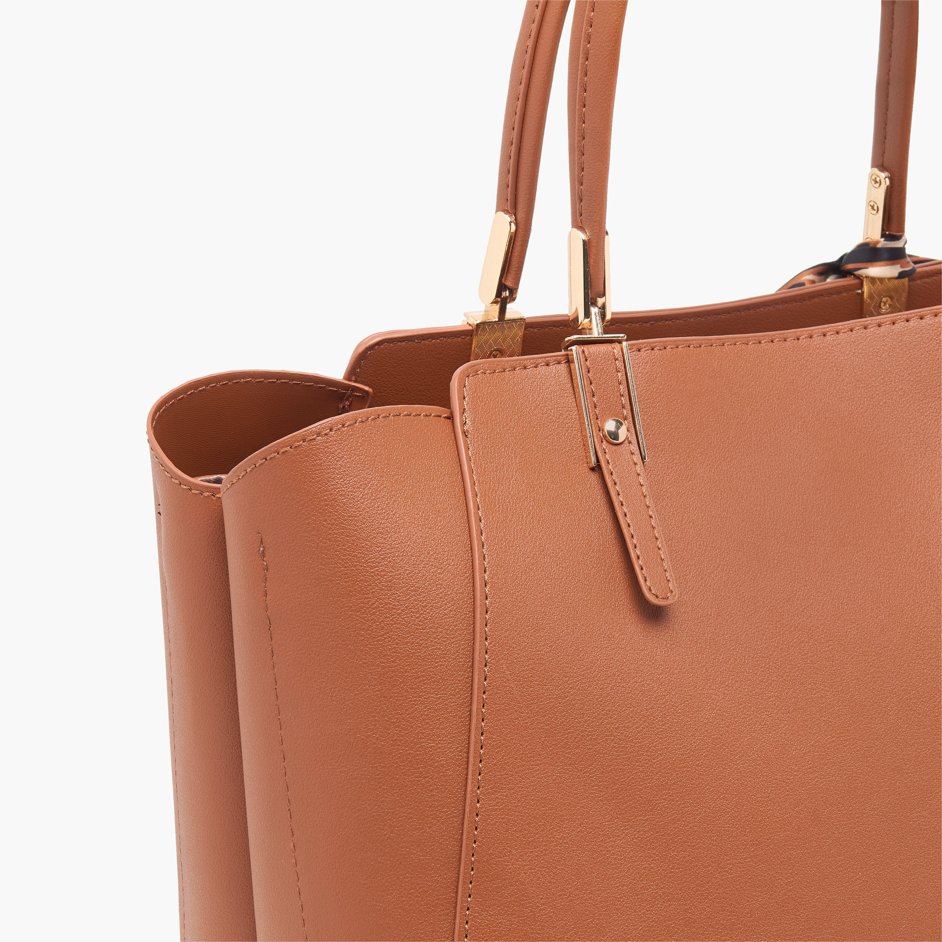 شنطة توتي سادة بسحاب إغلاق وتفاصيل وشاح من بيسي لندن-women-bagsandwallets-handbags-image-15