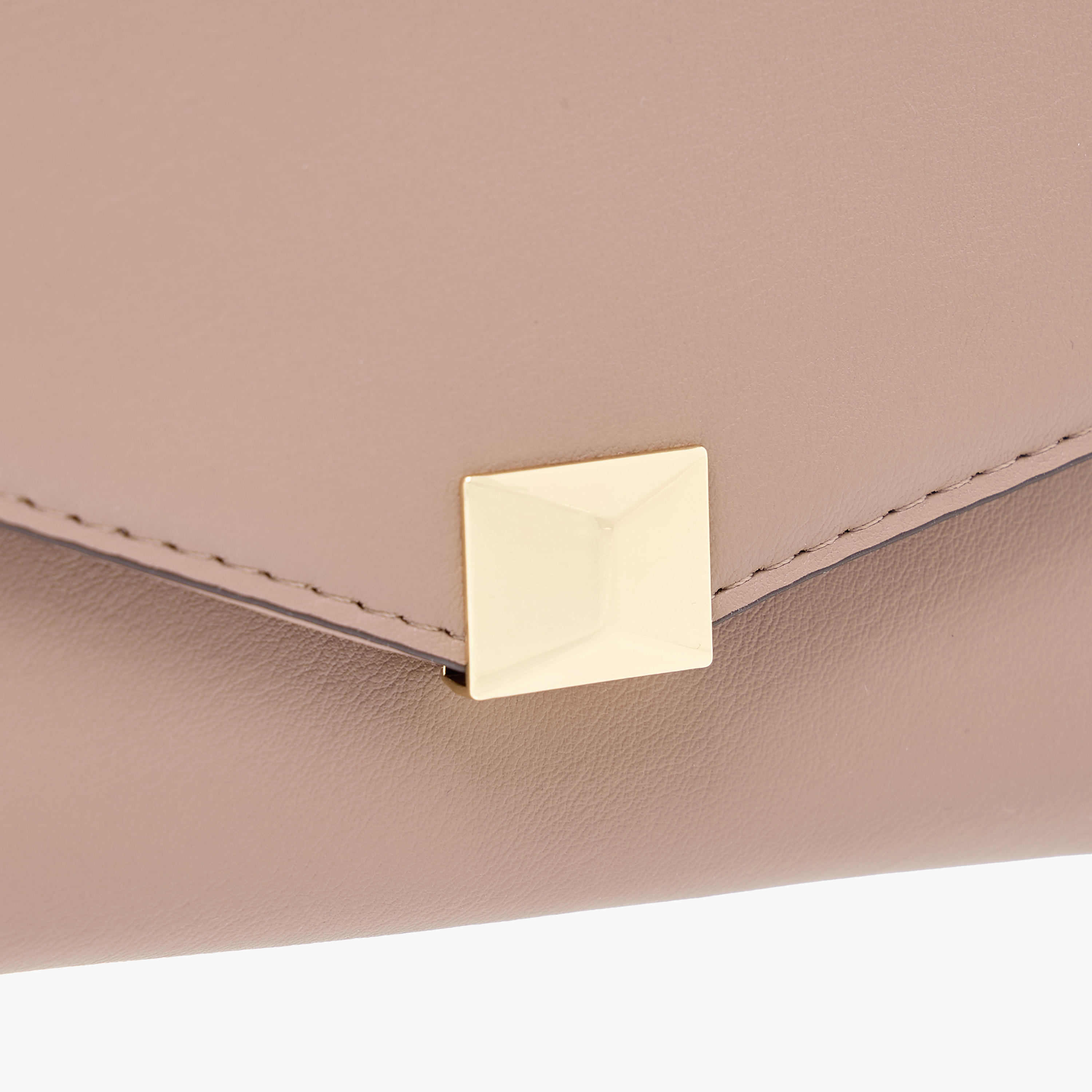 محفظة بارزة الملمس بطيّة مزدوجة وطيّة إغلاق من ساشا-women-bagsandwallets-wallets-image-3