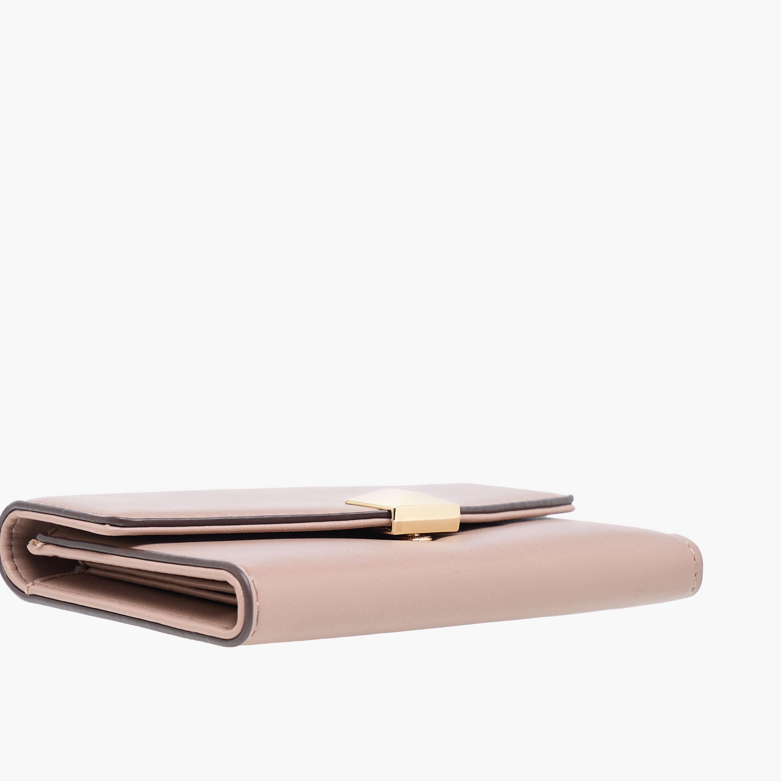 محفظة بارزة الملمس بطيّة مزدوجة وطيّة إغلاق من ساشا-women-bagsandwallets-wallets-image-4
