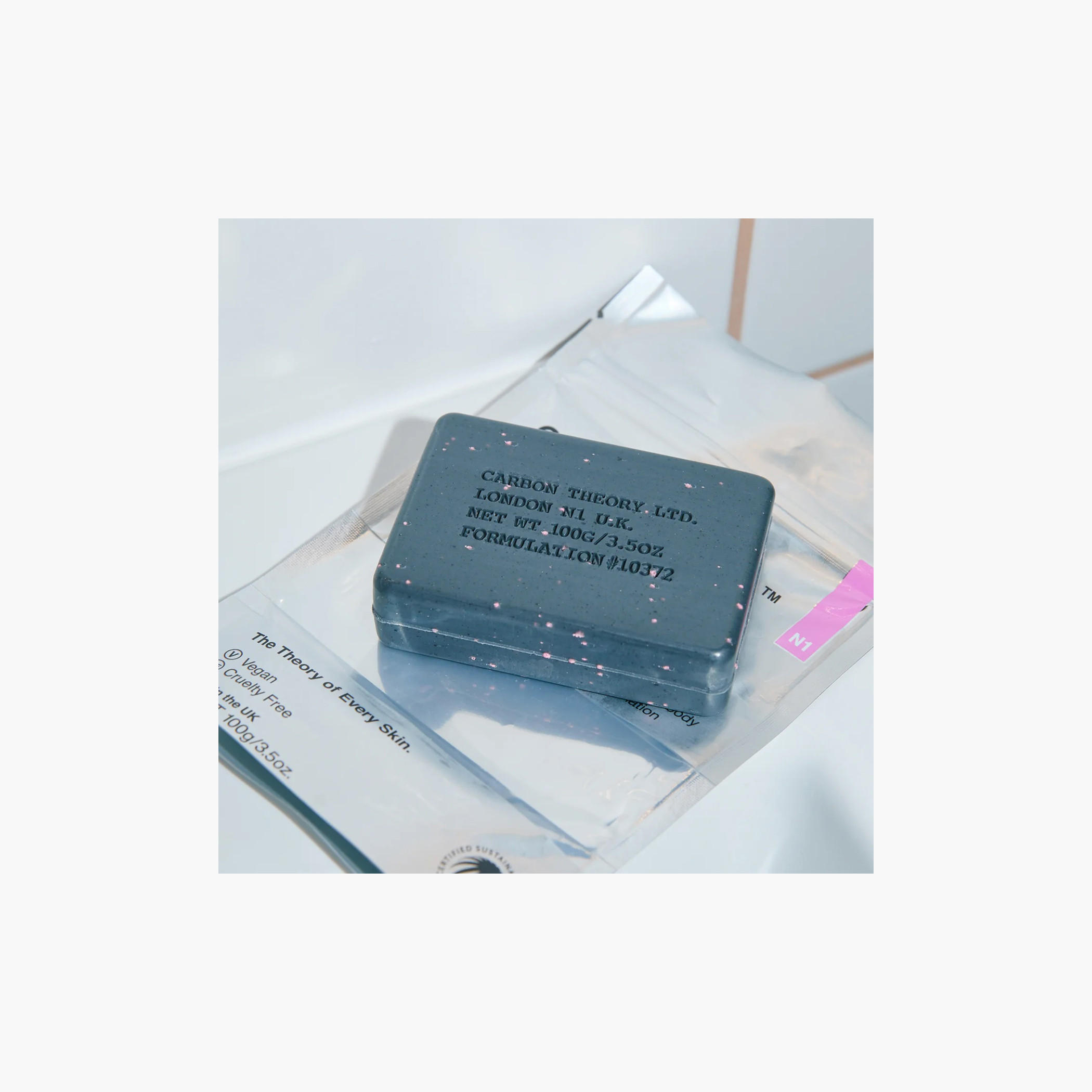 صابونة تقشير الجسم بالفحم وشجرة الشاي من كاربون ثيوري - 100 جرام-beautyandpersonalcare-bathandbody-bathandshower-soaps-image-2