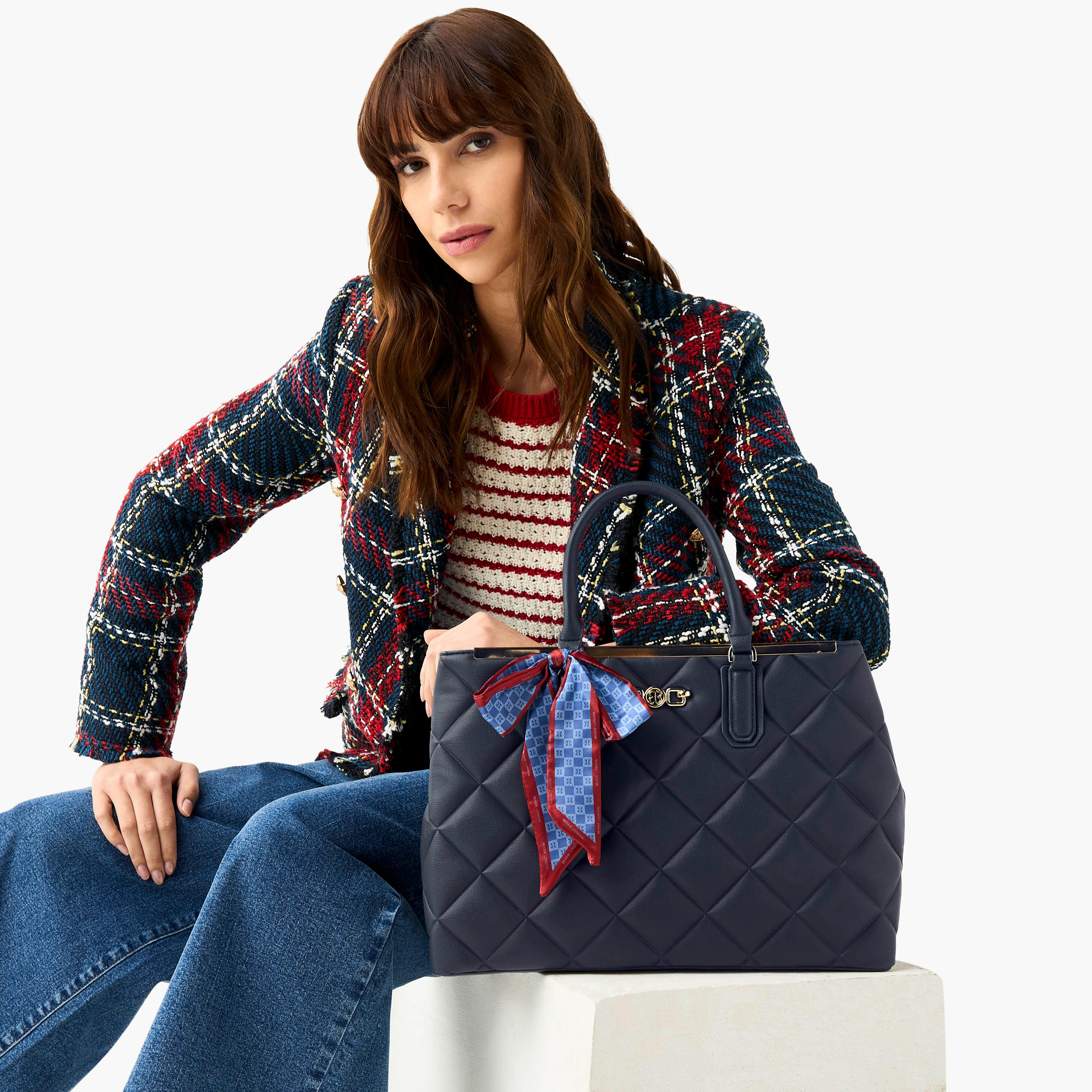 شنطة توتي مبطنة بمقبض مزدوج وتفاصيل وشاح من بيسي لندن-women-bagsandwallets-handbags-image-2