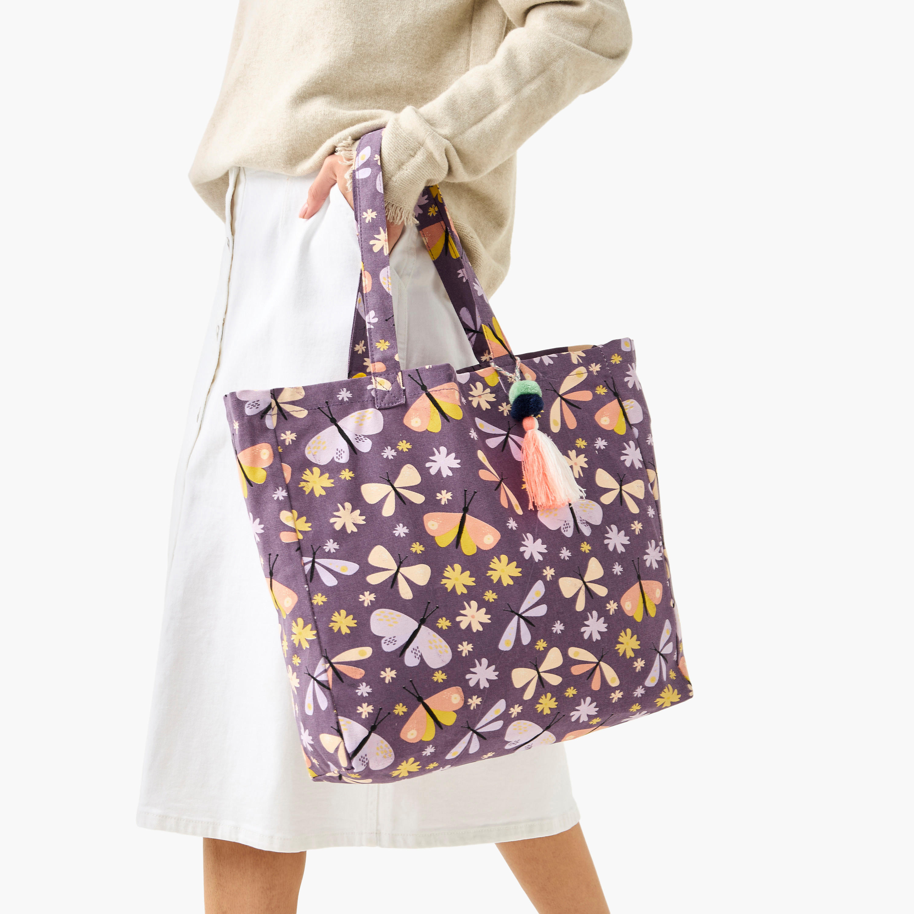 شنطة توتي بمقابض مزدوجة وشُرّابات وطبعات فراشة-women-bagsandwallets-handbags-image-2