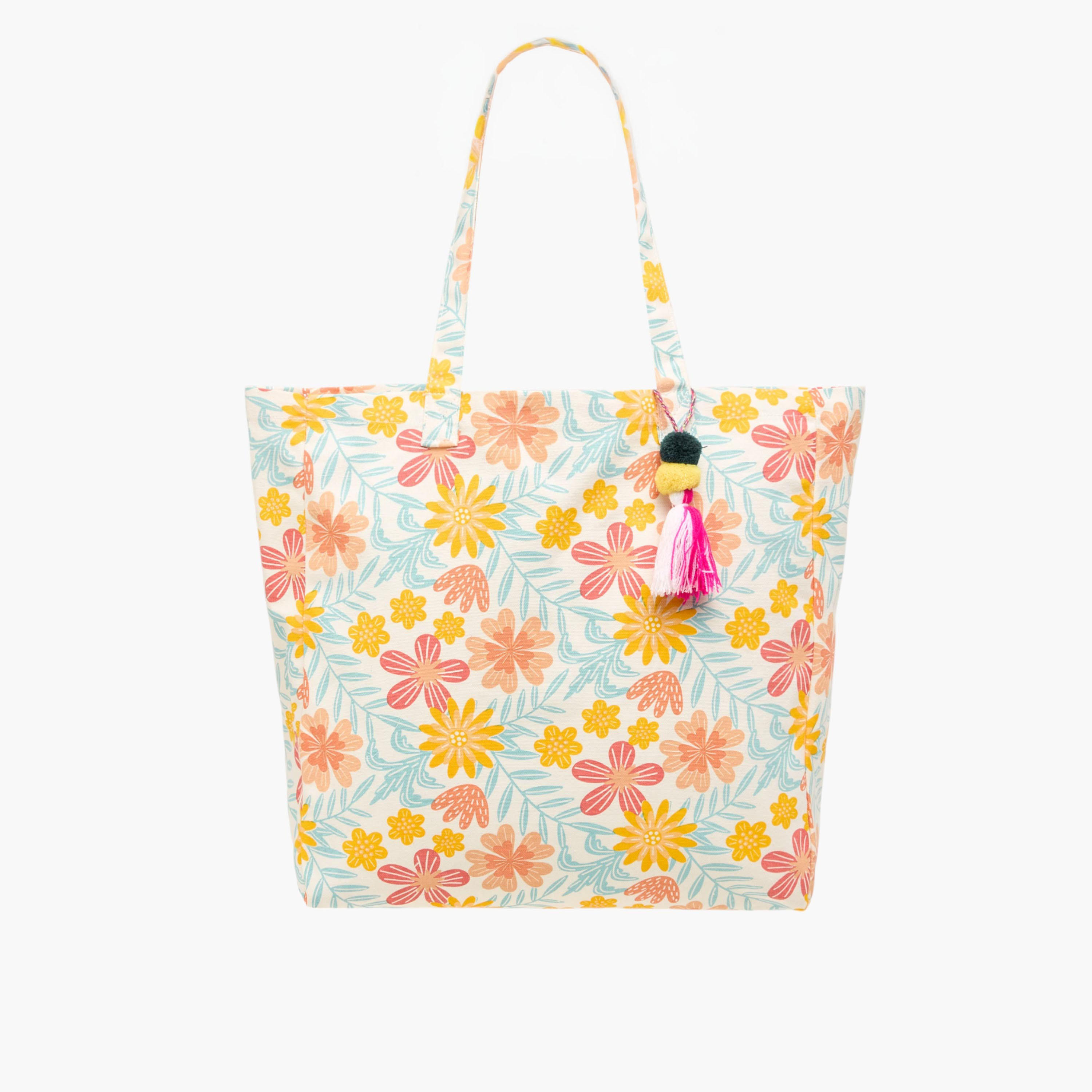 شنطة تسوق بمقابض مزدوجة وتفاصيل شُرّابات بطبعات-women-bagsandwallets-handbags-image-1