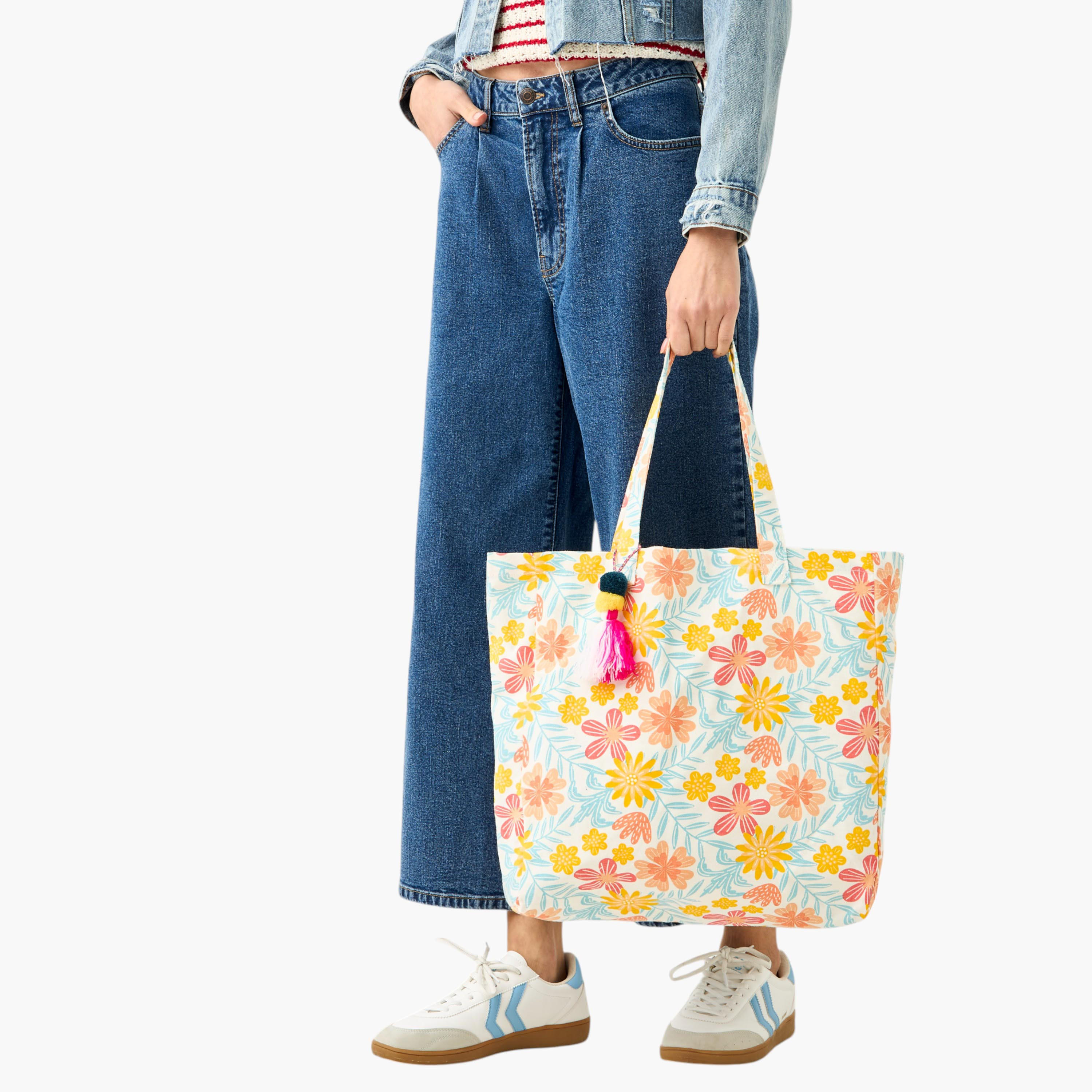 شنطة تسوق بمقابض مزدوجة وتفاصيل شُرّابات بطبعات-women-bagsandwallets-handbags-image-2