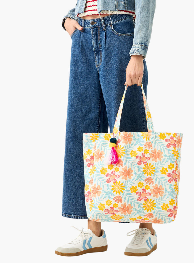 شنطة تسوق بمقابض مزدوجة وتفاصيل شُرّابات بطبعات-women-bagsandwallets-handbags-image-2