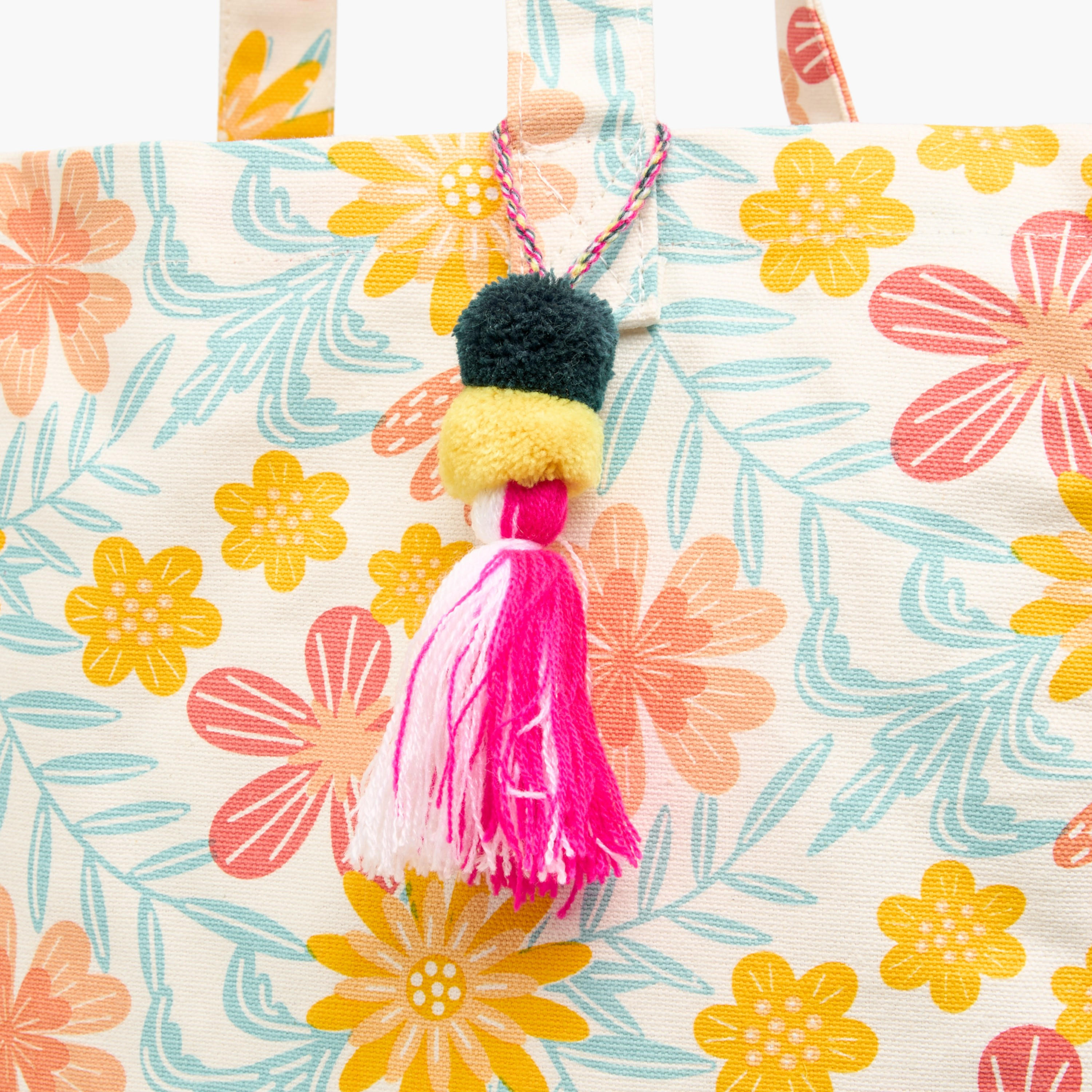 شنطة تسوق بمقابض مزدوجة وتفاصيل شُرّابات بطبعات-women-bagsandwallets-handbags-image-7