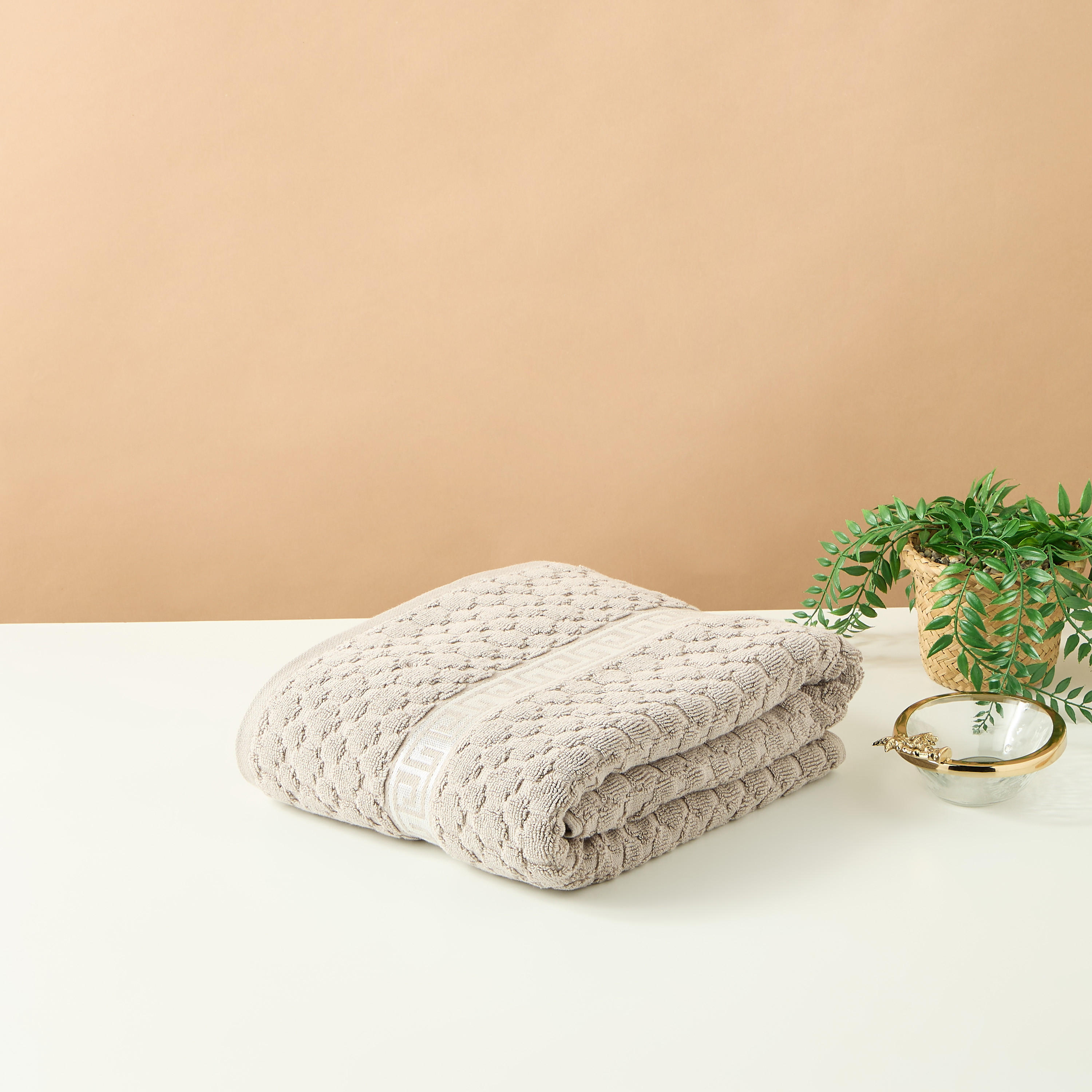 منشفة حمام كبيرة بارزة الملمس من جيا كومو - 150x90 سم-household-bathandlaundry-bathlinen-towels-image-1
