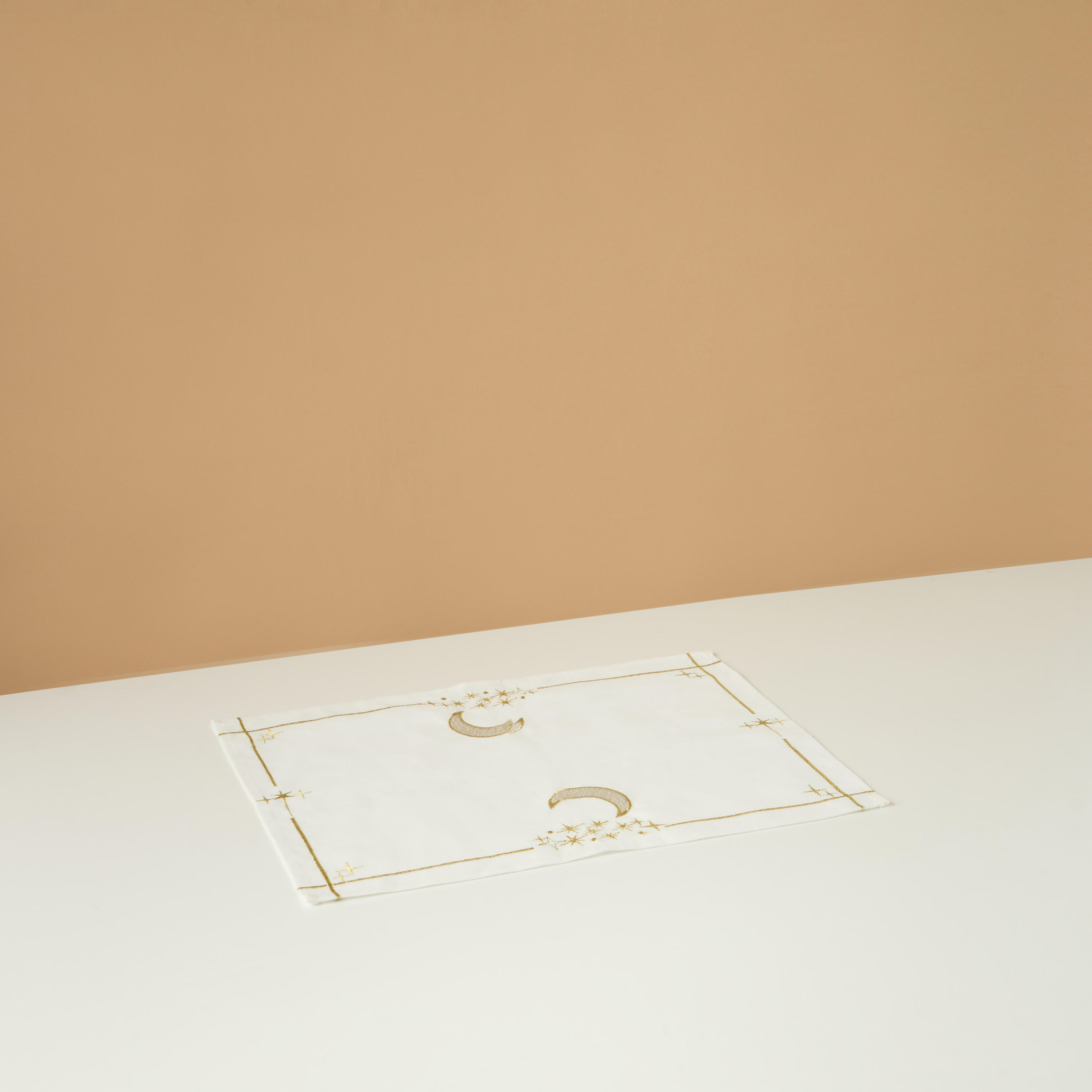لبادات صحون 4 قطع بتطريز هلال-household-dining-tablelinen-placemats-image-3