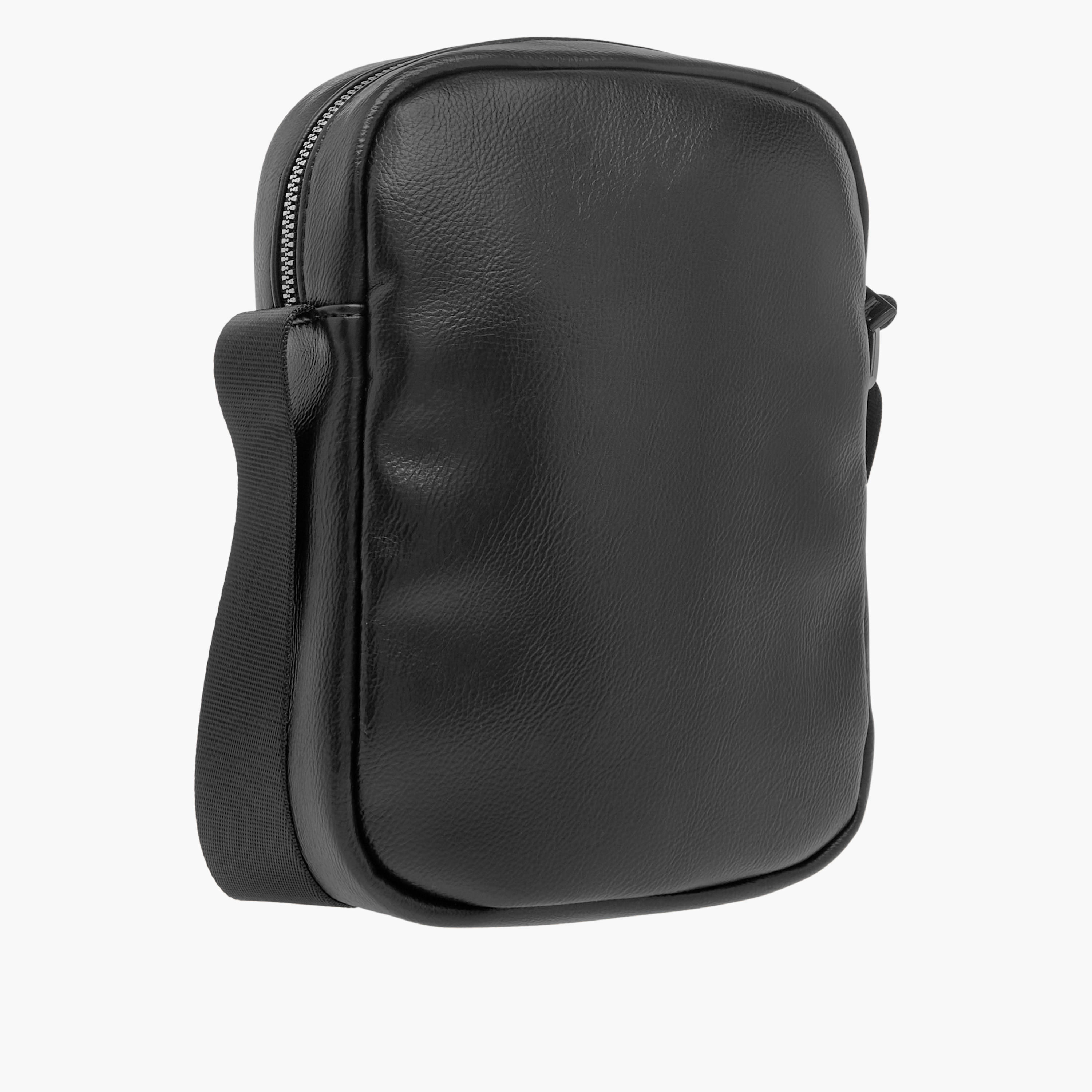 شنطة كروس بودي بارزة الملمس بحزام قابل للتعديل وسحّاب إغلاق من لي كوبر-men-bags-image-3