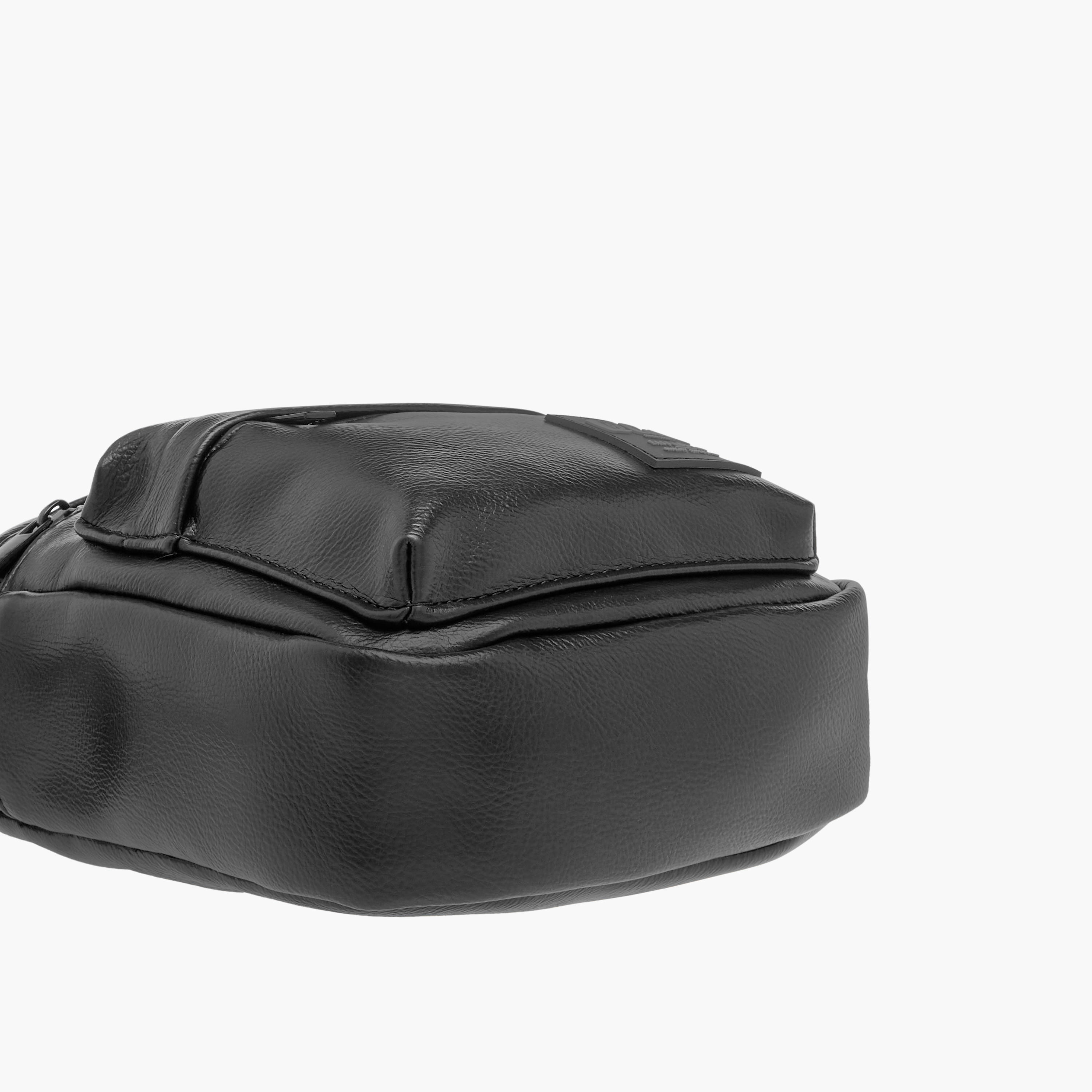 شنطة كروس بودي بارزة الملمس بحزام قابل للتعديل وسحّاب إغلاق من لي كوبر-men-bags-image-5
