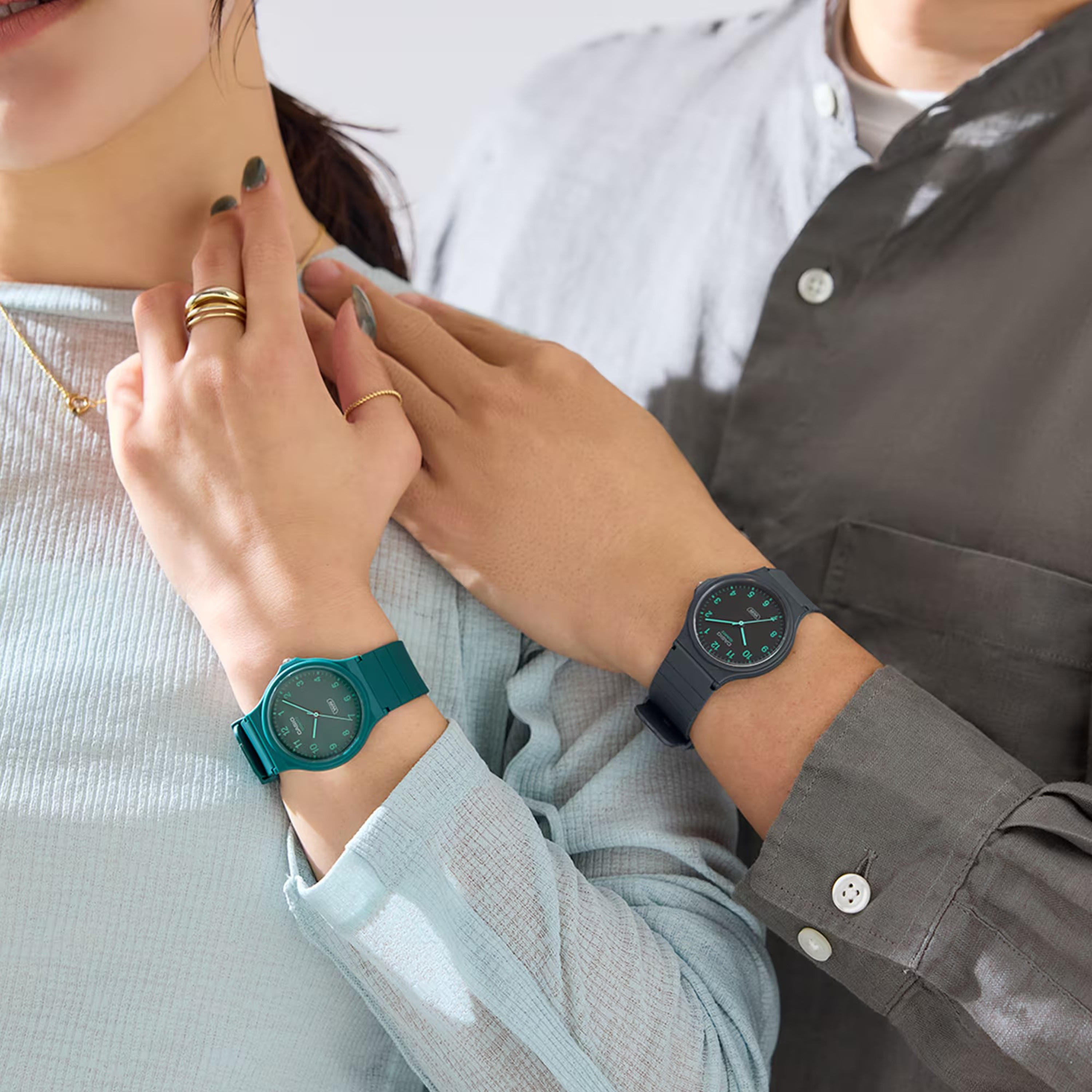 ساعة 35 ملم انالوج من الراتنج باللون الأخضر من كاسيو | MQ-24B-3BDF-men-watchesandjewellery-watches-image-3