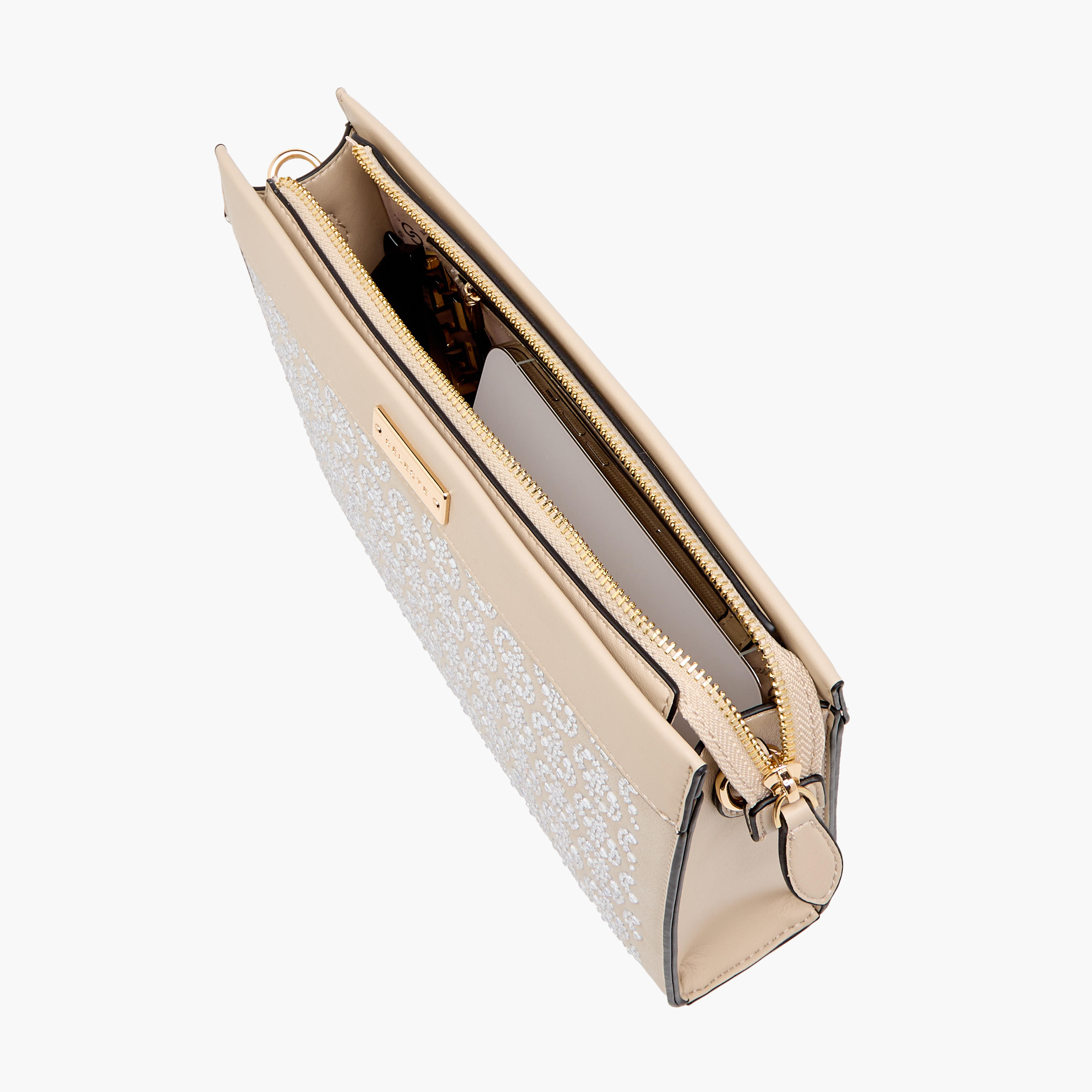 شنطة كروس بودي بنقوش مونوغرام مع سحاب للإغلاق وحزام سلسلة من سيليست-women-bagsandwallets-handbags-image-7