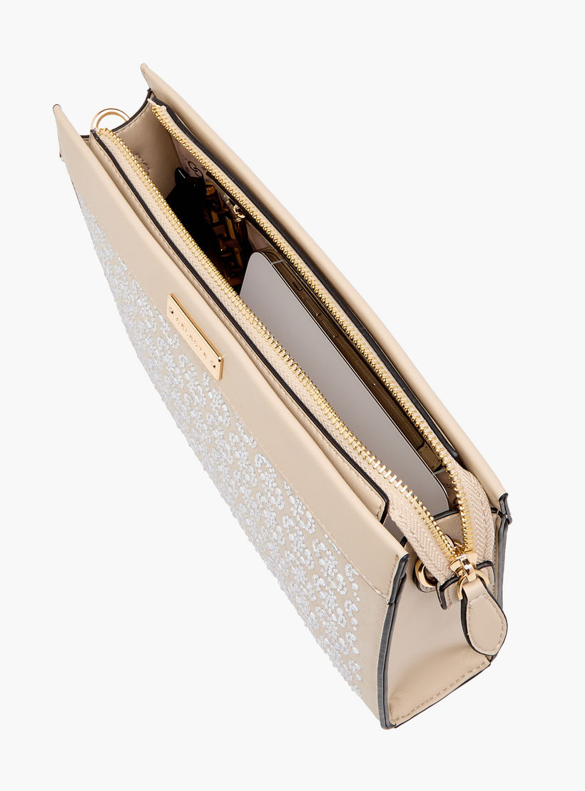 شنطة كروس بودي بنقوش مونوغرام مع سحاب للإغلاق وحزام سلسلة من سيليست-women-bagsandwallets-handbags-image-7