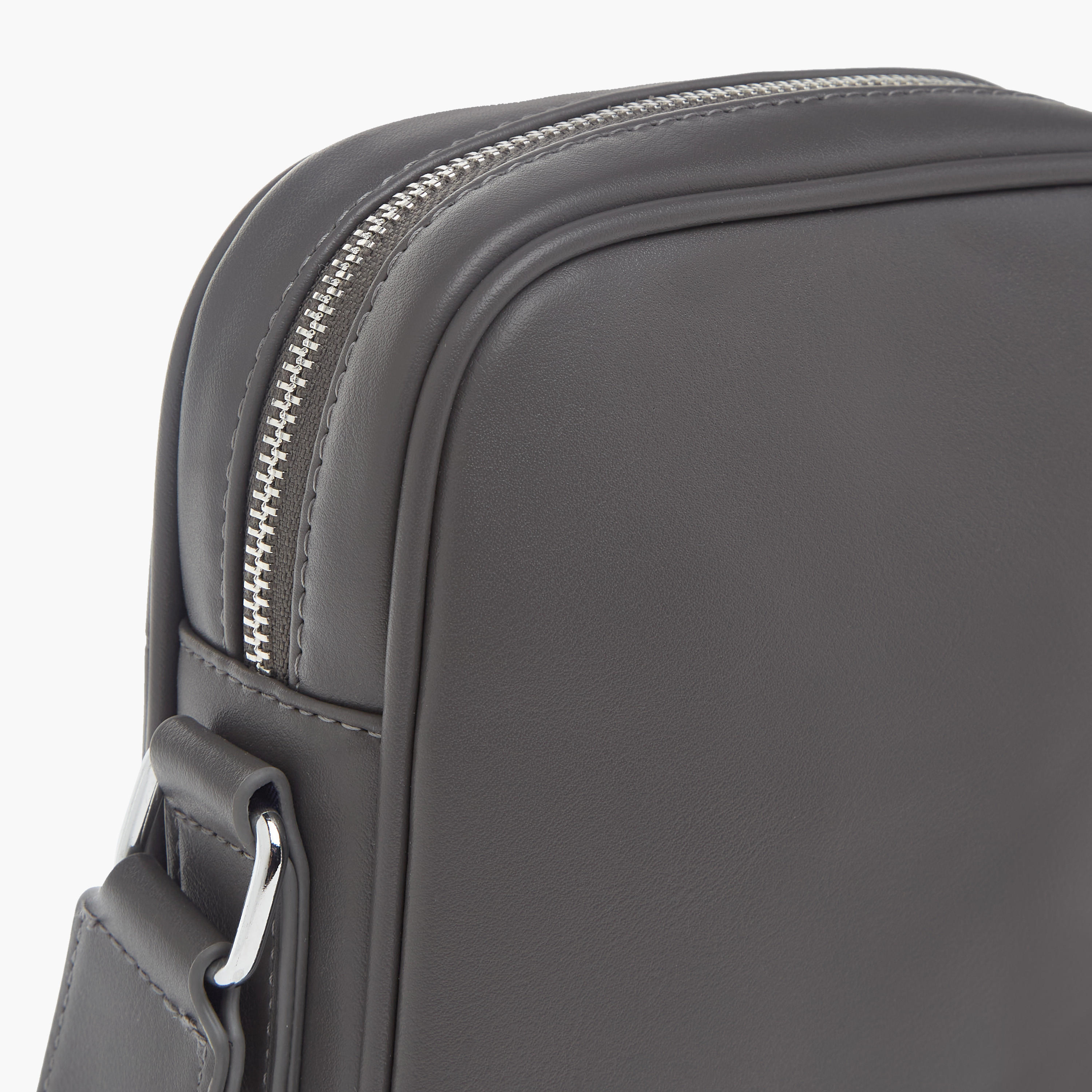 شنطة كروس مع سحاب للإغلاق وحزام قابل للتعديل من دوتشيني-men-bags-image-5
