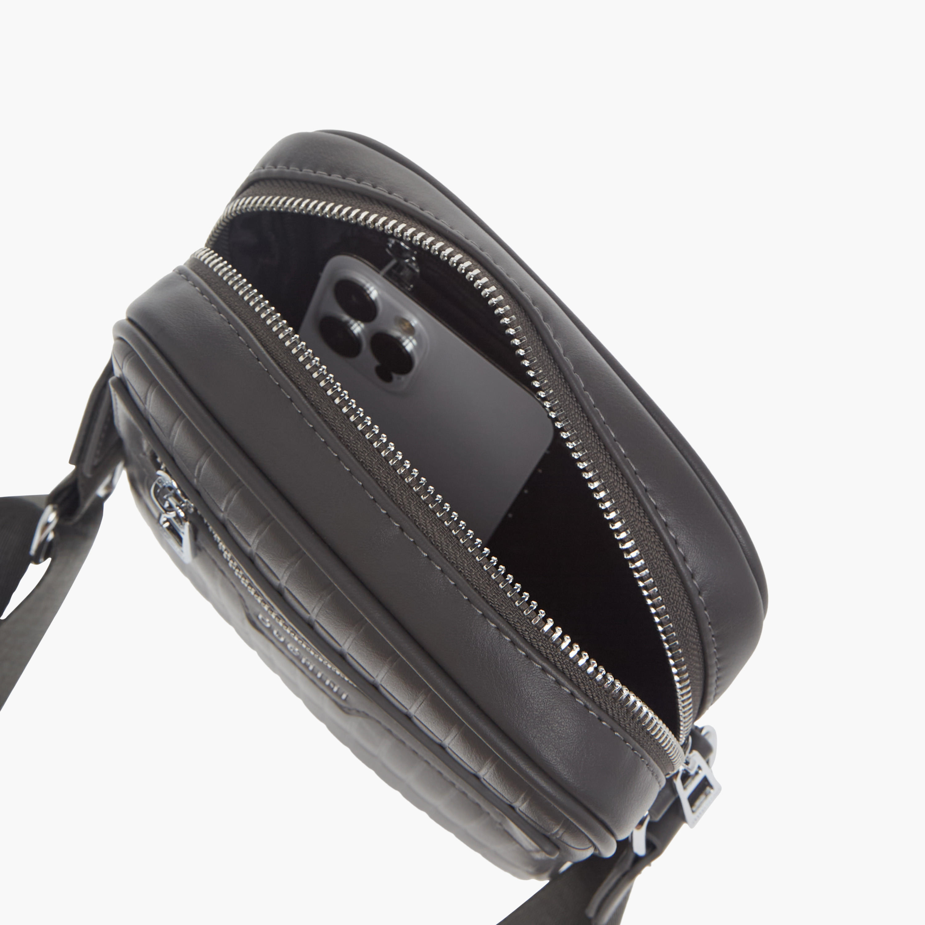 شنطة كروس مع سحاب للإغلاق وحزام قابل للتعديل من دوتشيني-men-bags-image-7