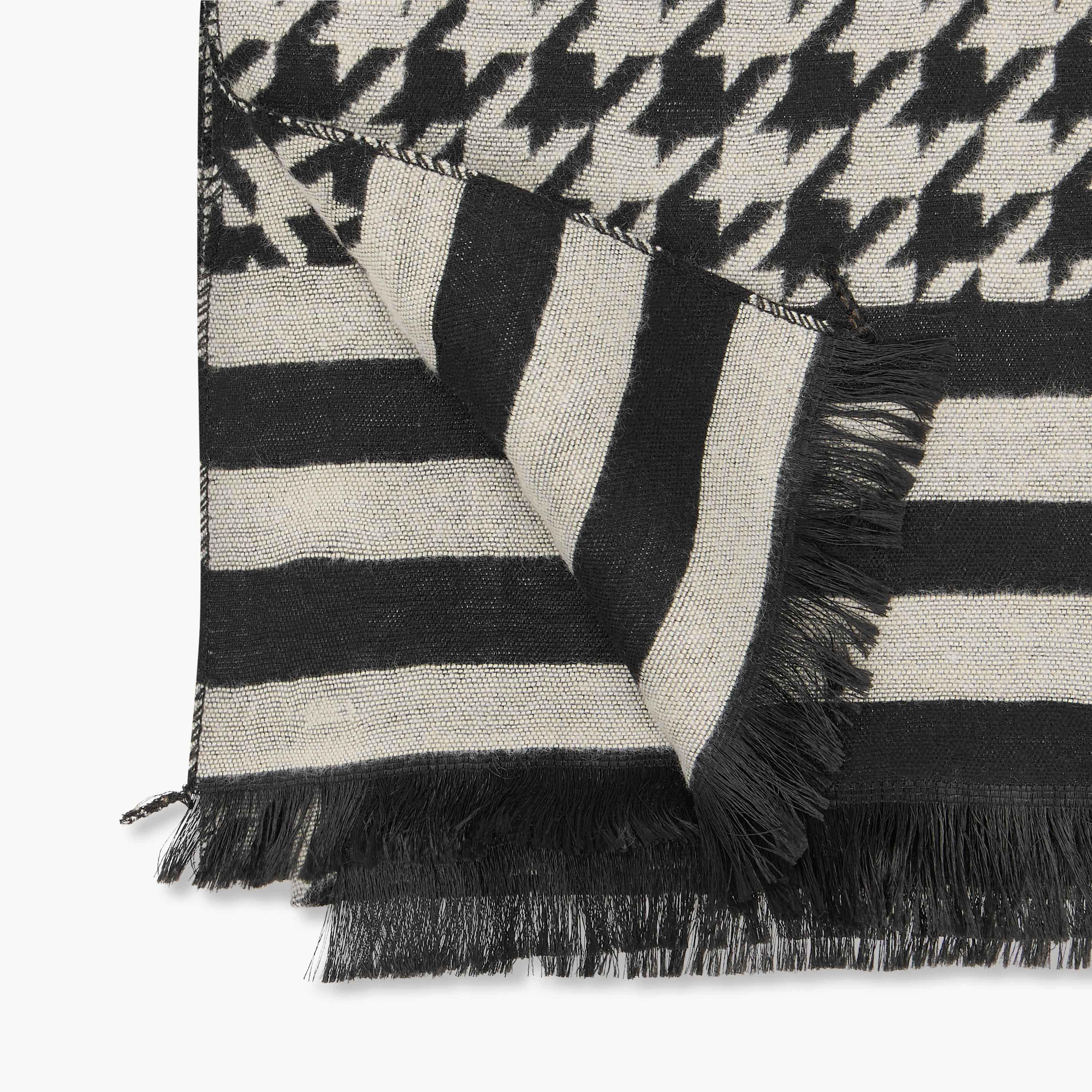 وشاح شتوي بطبعات هوندستوث متعددة الألوان من زورا-women-clothingaccessories-scarves-image-3