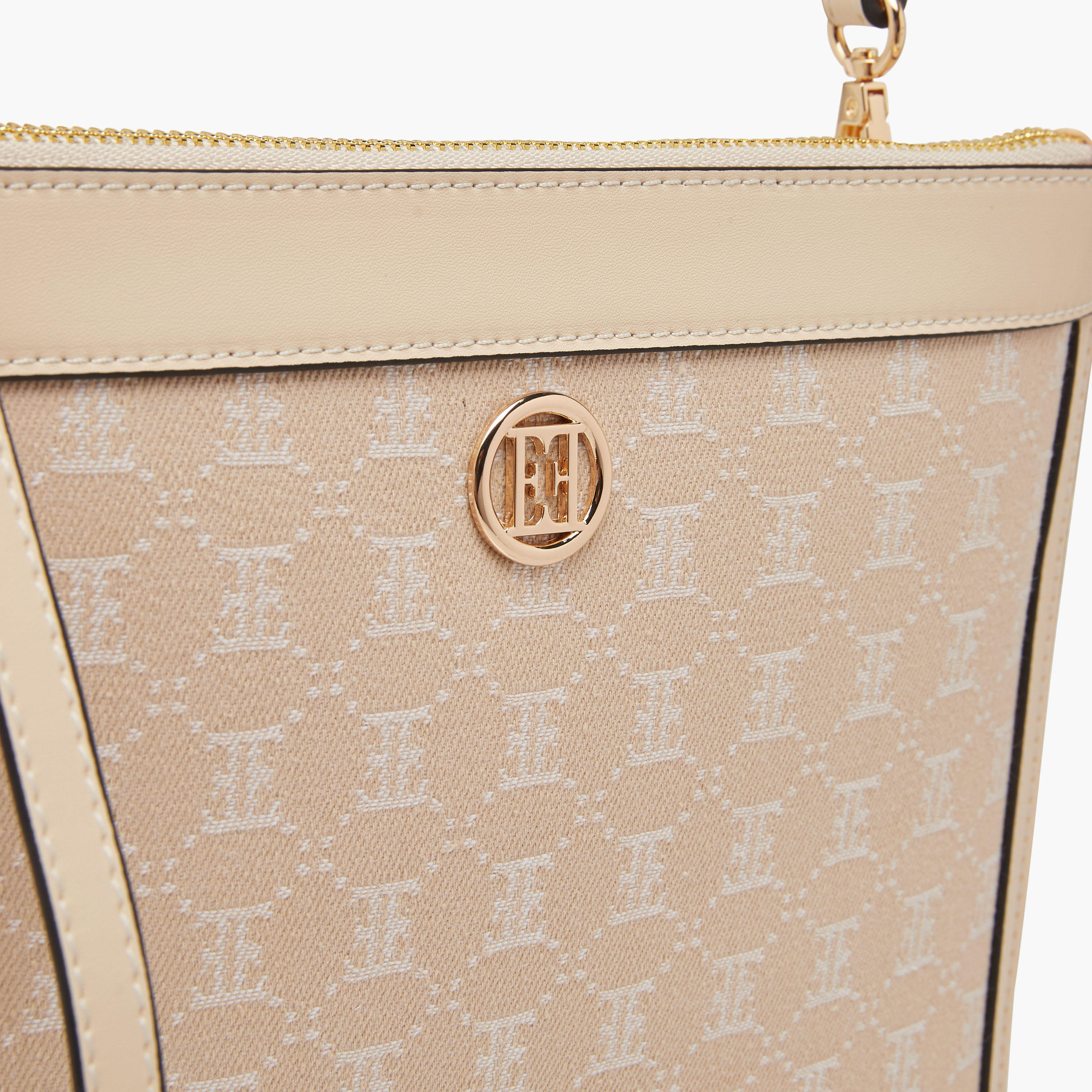 شنطة كروس بودي بارزة الملمس مونوجرام وحزام قابل للتعديل من إيل-women-bagsandwallets-handbags-image-4