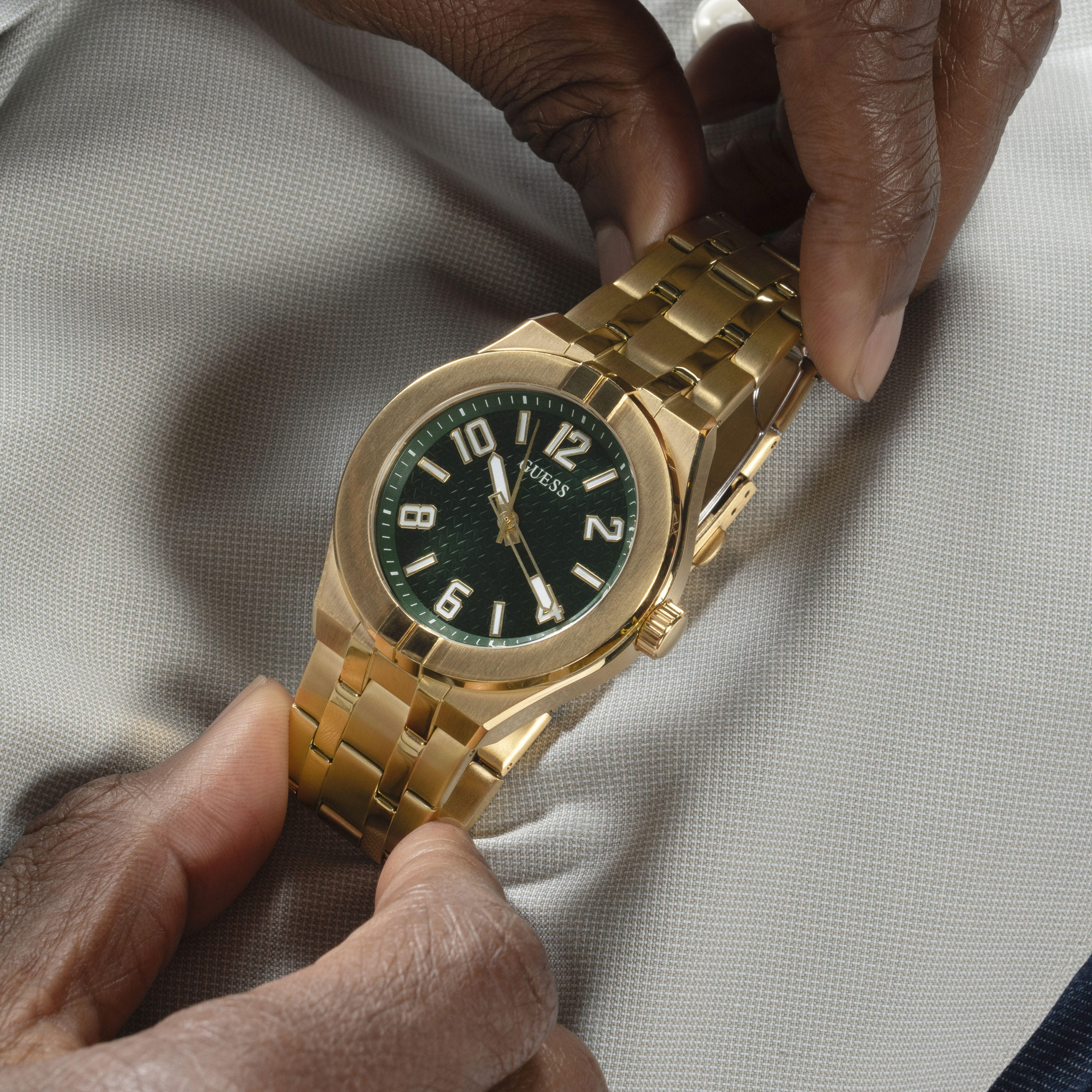غيس- ساعة رجالية 44 مم تناظرية سوار ستانلس ستيل باللون الذهبي | GW0661G2-men-watchesandjewellery-watches-image-8