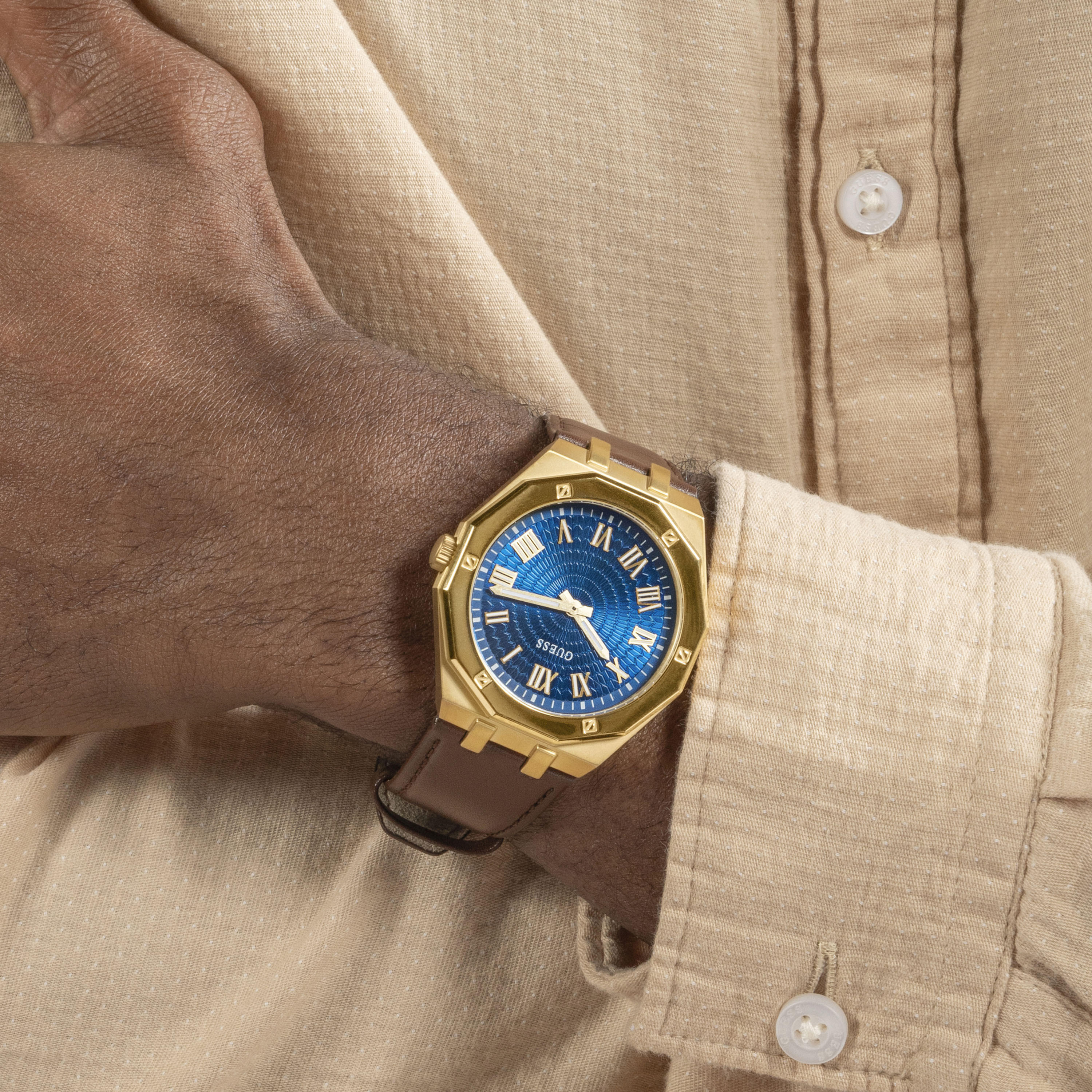 غيس- ساعة رجالية 42 مم تناظرية سوار جلدي باللون البني | GW0663G2-men-watchesandjewellery-watches-image-6