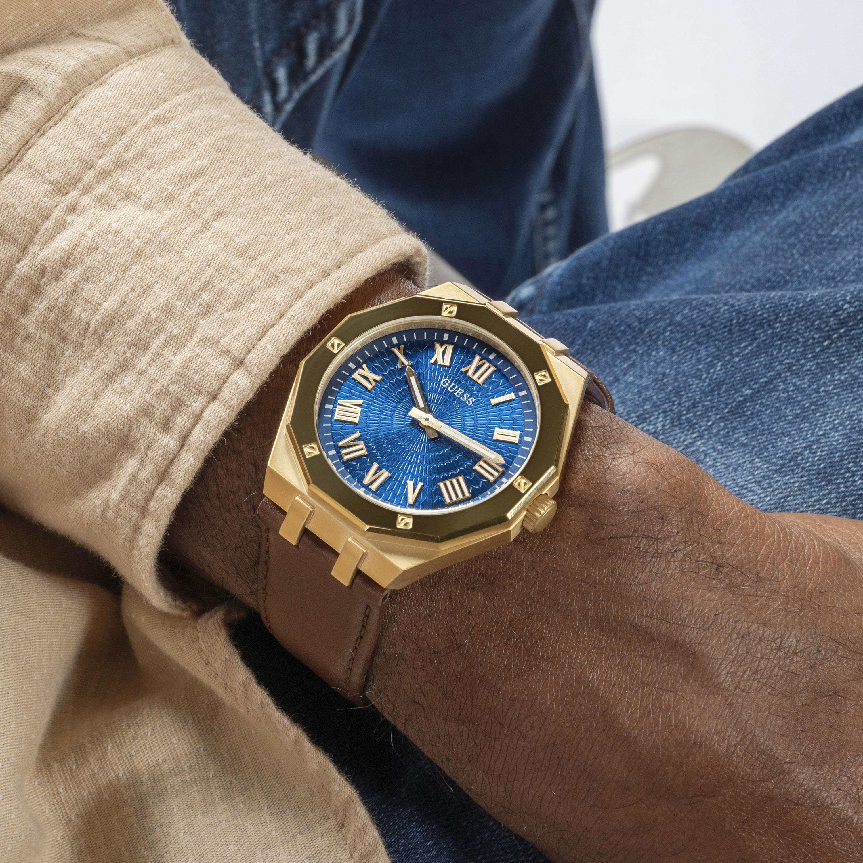 غيس- ساعة رجالية 42 مم تناظرية سوار جلدي باللون البني | GW0663G2-men-watchesandjewellery-watches-image-7