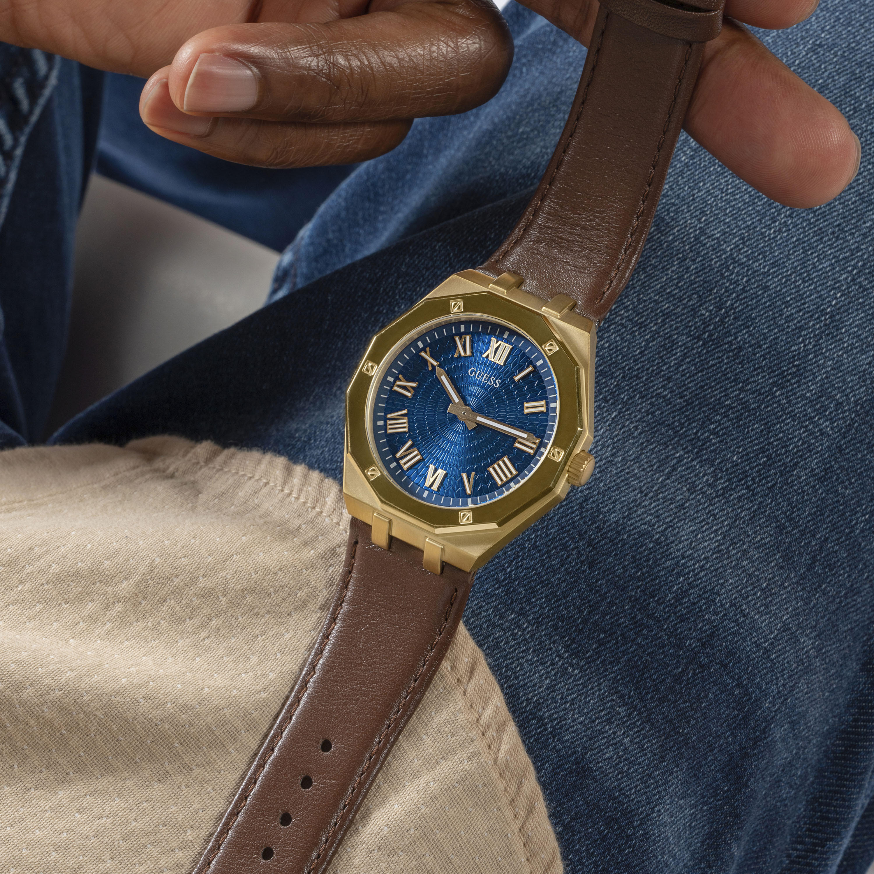 غيس- ساعة رجالية 42 مم تناظرية سوار جلدي باللون البني | GW0663G2-men-watchesandjewellery-watches-image-8