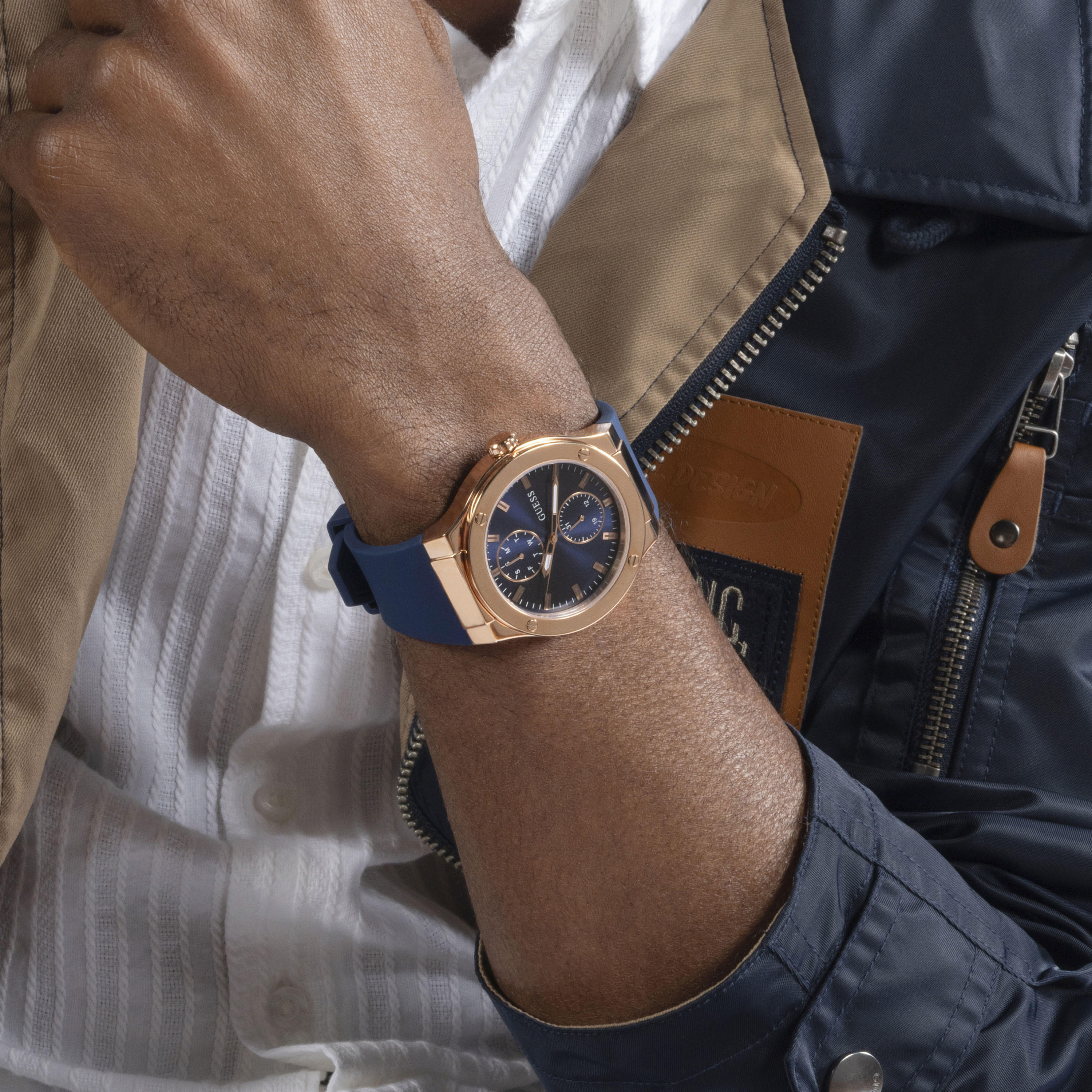 غيس- ساعة رجالية 45 مم كرونوغراف سوار سيليكون باللون الأزرق | GW0491G4-men-watchesandjewellery-watches-image-6
