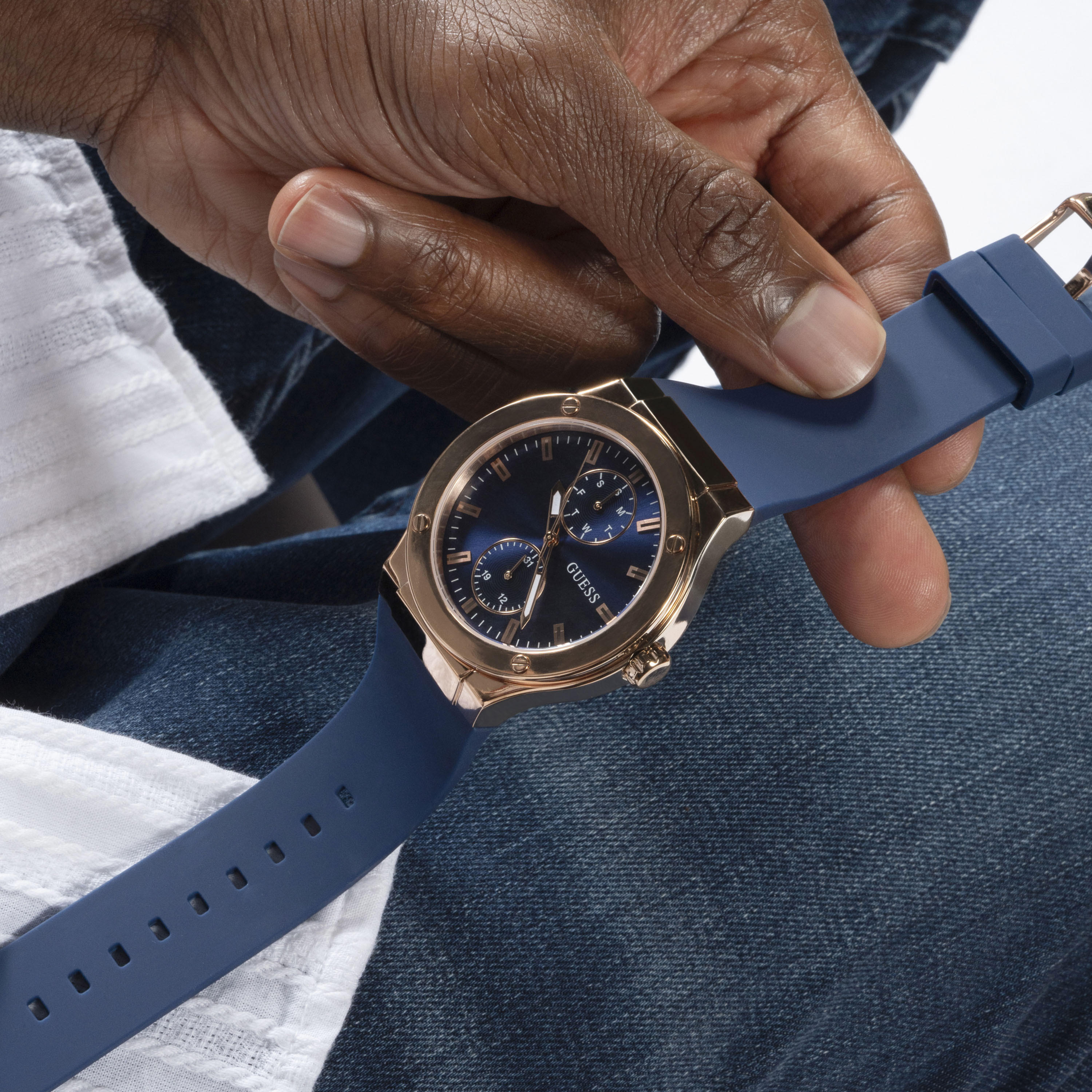 غيس- ساعة رجالية 45 مم كرونوغراف سوار سيليكون باللون الأزرق | GW0491G4-men-watchesandjewellery-watches-image-8