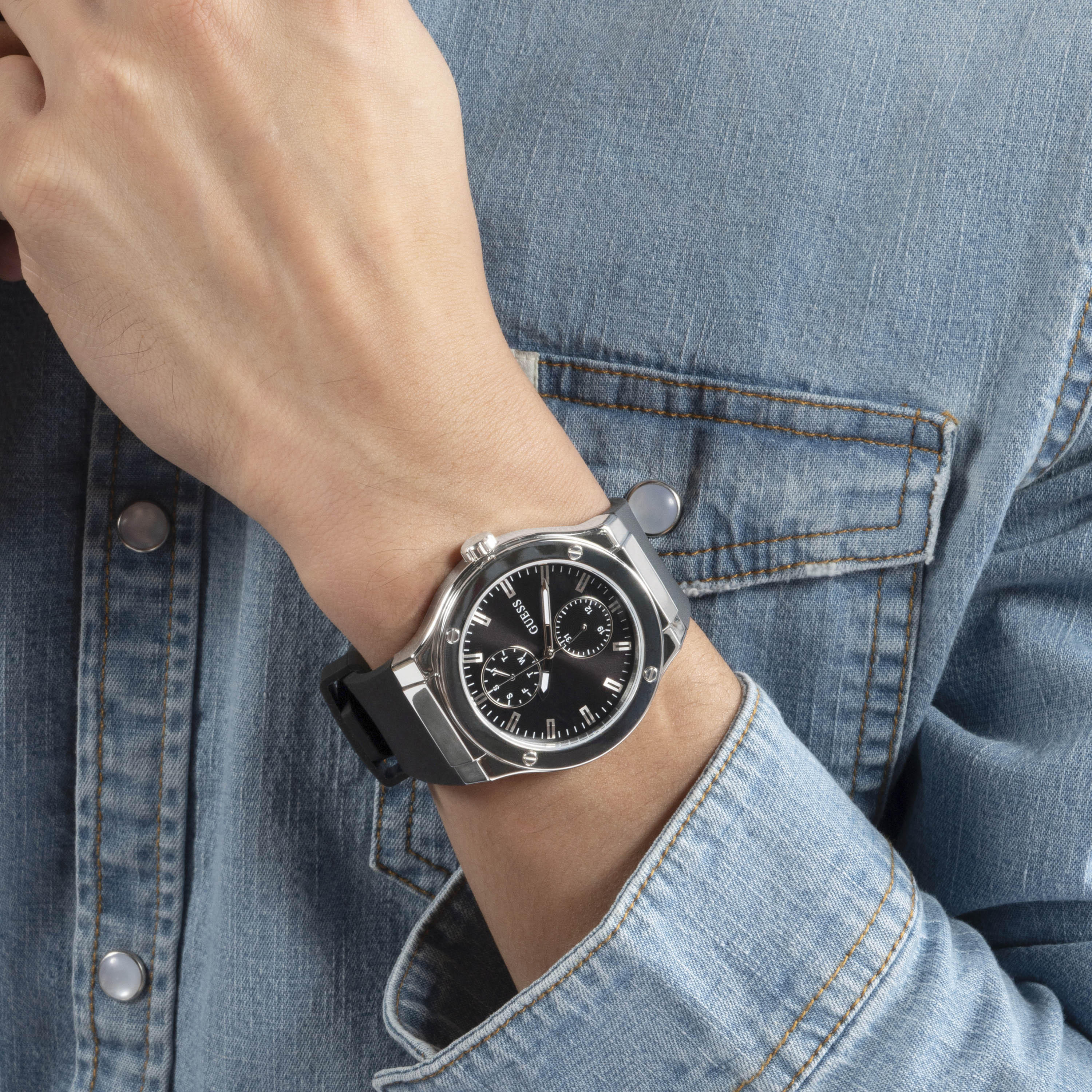 غيس- ساعة رجالية 45 مم كرونوغراف سوار سيليكون باللون الأسود | GW0491G3-men-watchesandjewellery-watches-image-6