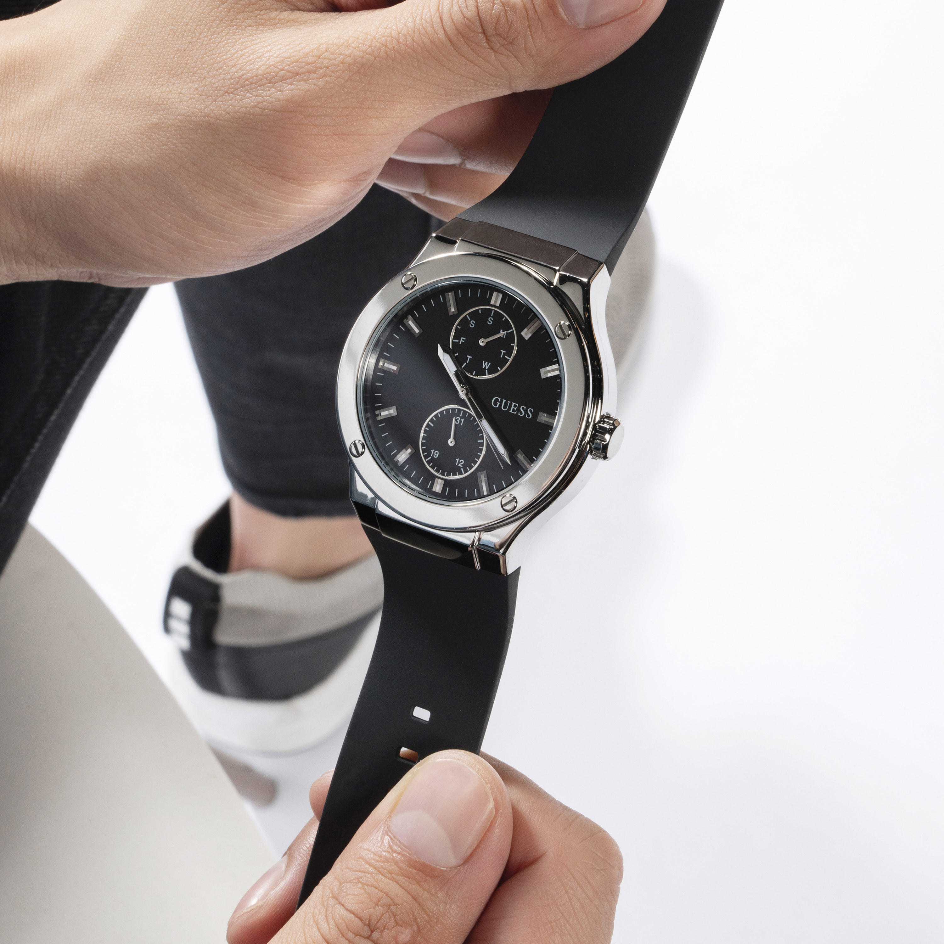 غيس- ساعة رجالية 45 مم كرونوغراف سوار سيليكون باللون الأسود | GW0491G3-men-watchesandjewellery-watches-image-8
