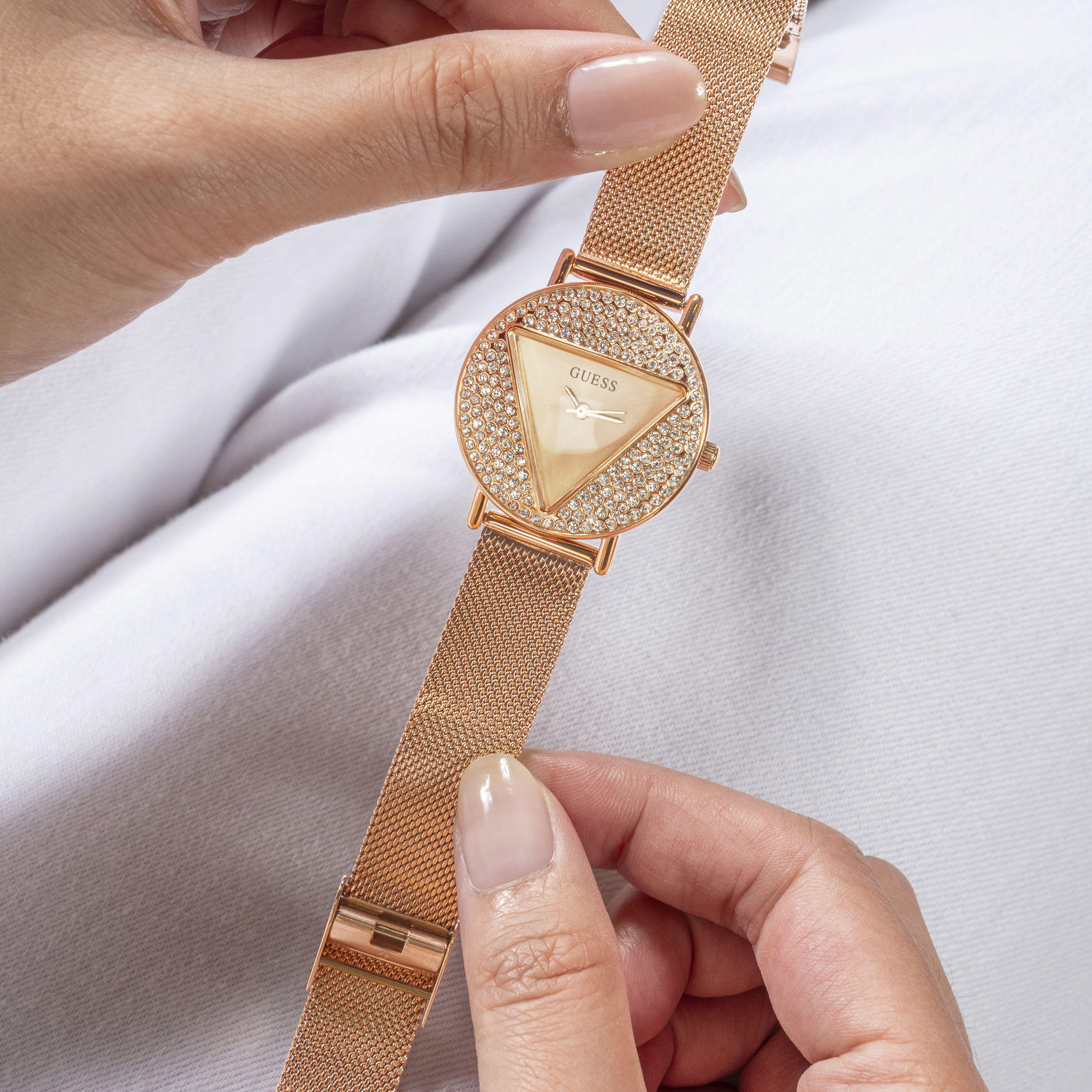 غيس- ساعة النسائية سوار ستانلس ستيل 30 مم باللون الذهبي | GW0671L3-women-watchesandjewellery-watches-image-8