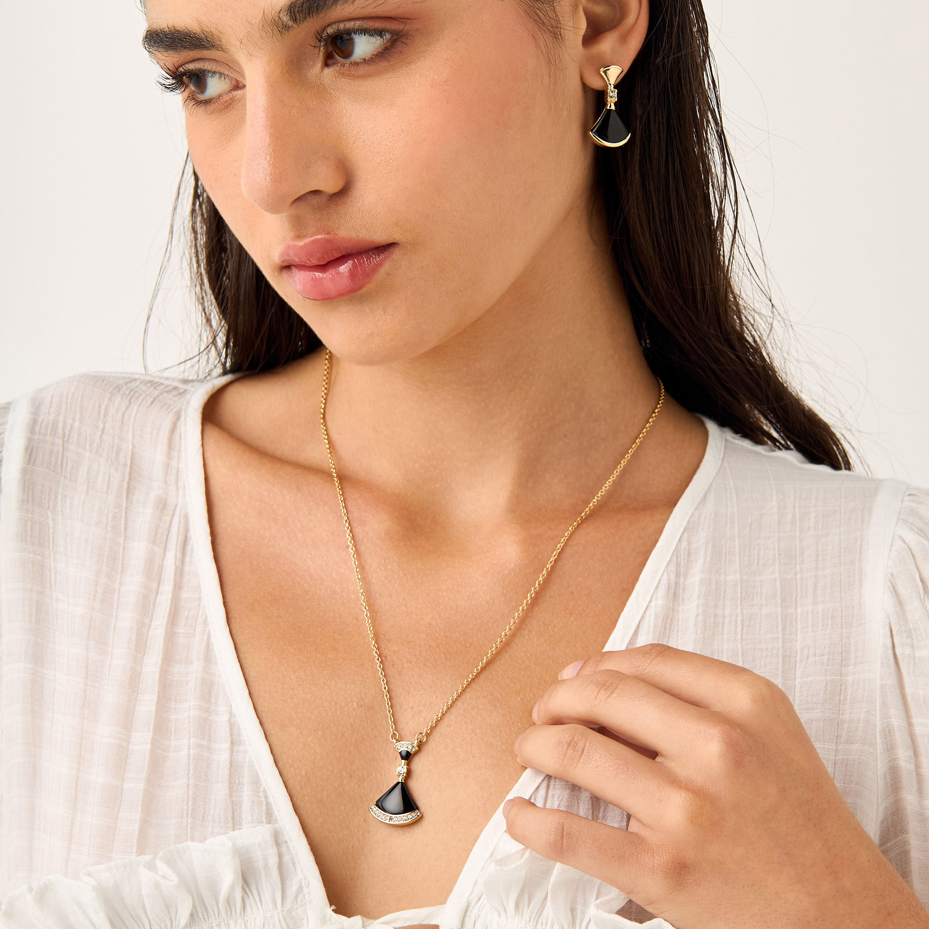 طقم عقد بدلاية مرصعة وحلق-women-watchesandjewellery-jewellery-jewellerysets-image-2