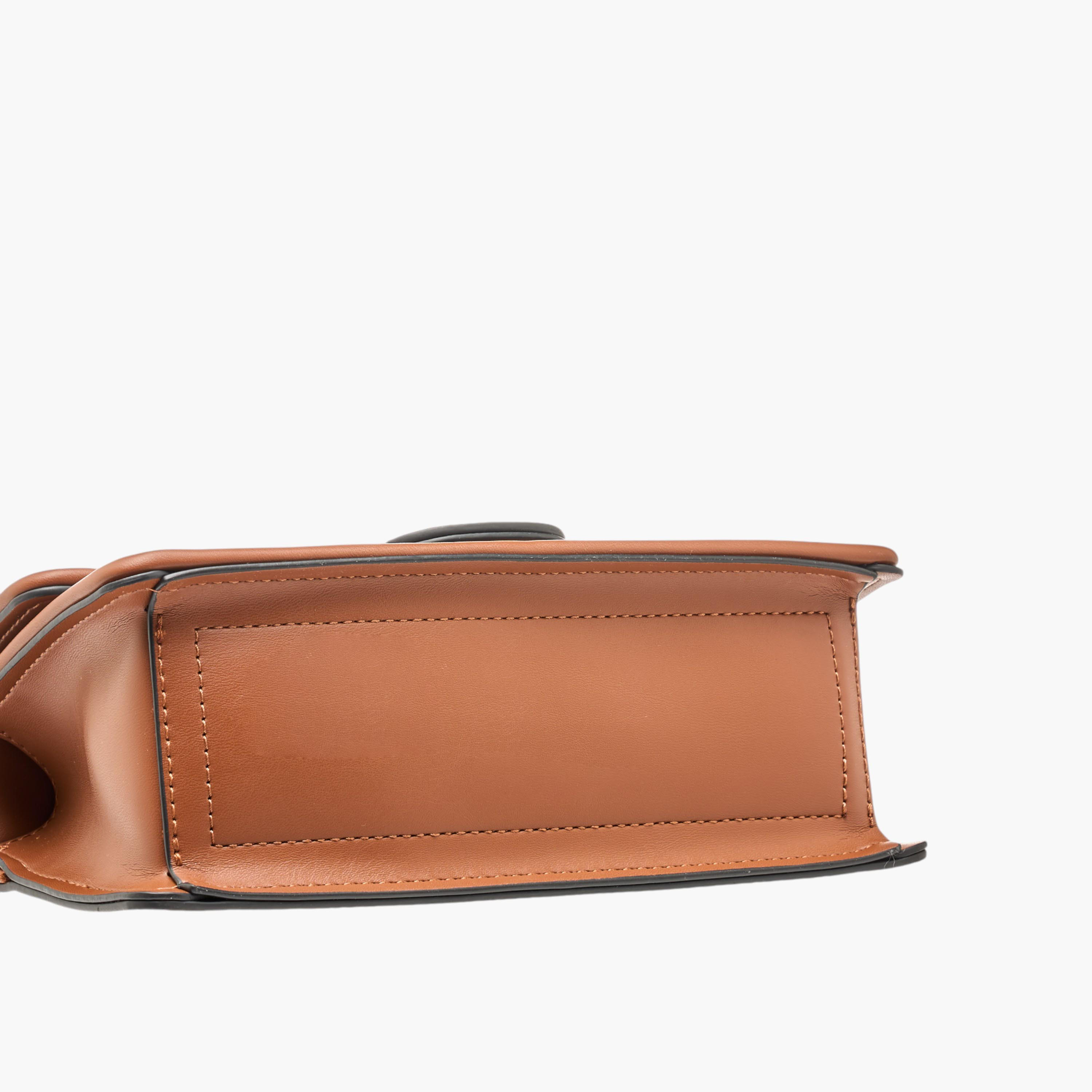 شنطة كروس بودي بطبعات مونوجرام مع حزام سلسلة وطية إغلاق من إيل-women-bagsandwallets-handbags-image-6