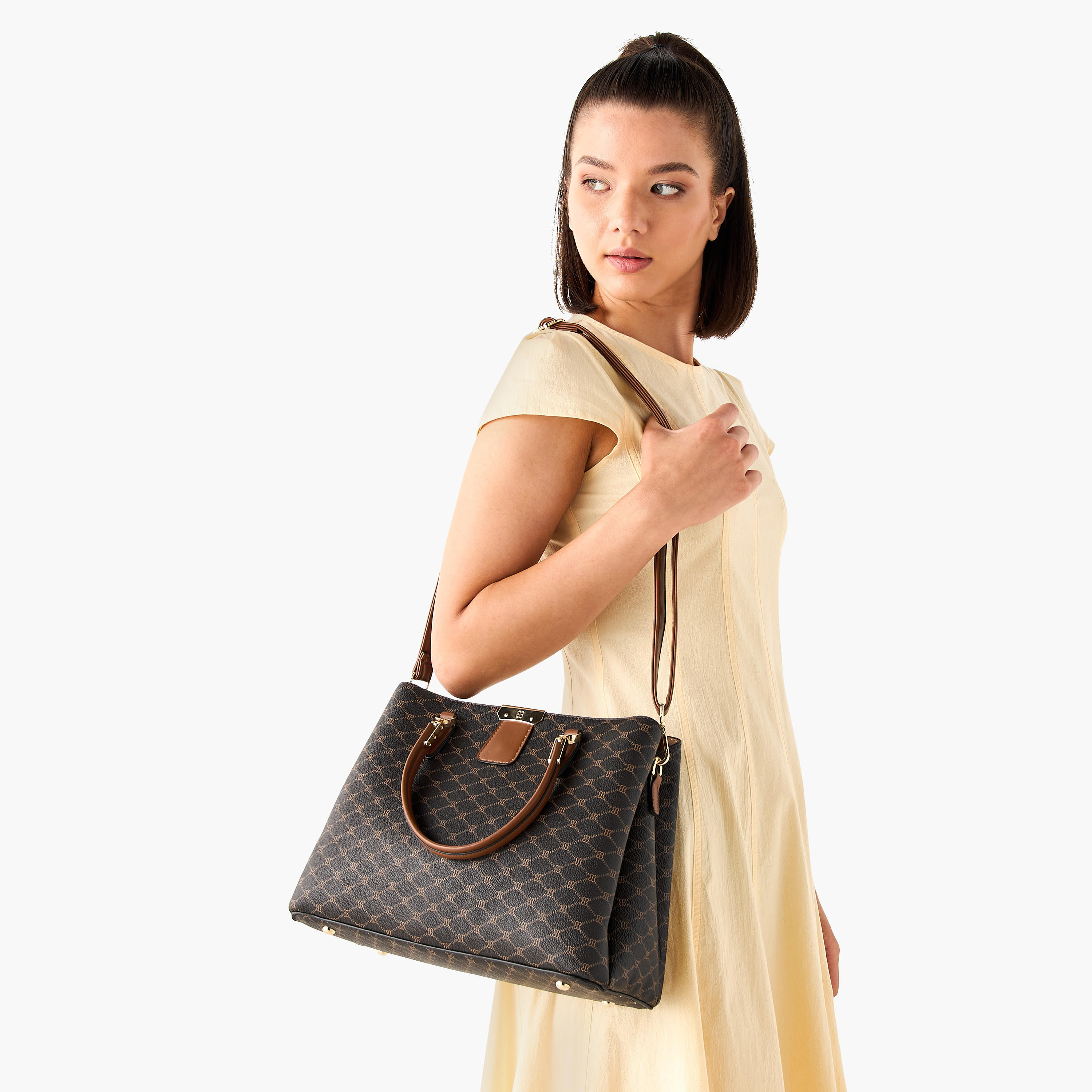 شنطة توتي بمقابض مزدوجة وطبعات مونوجرام ومحفظة بسحاب إغلاق دائري من بيسي لندن-women-bagsandwallets-handbags-image-2