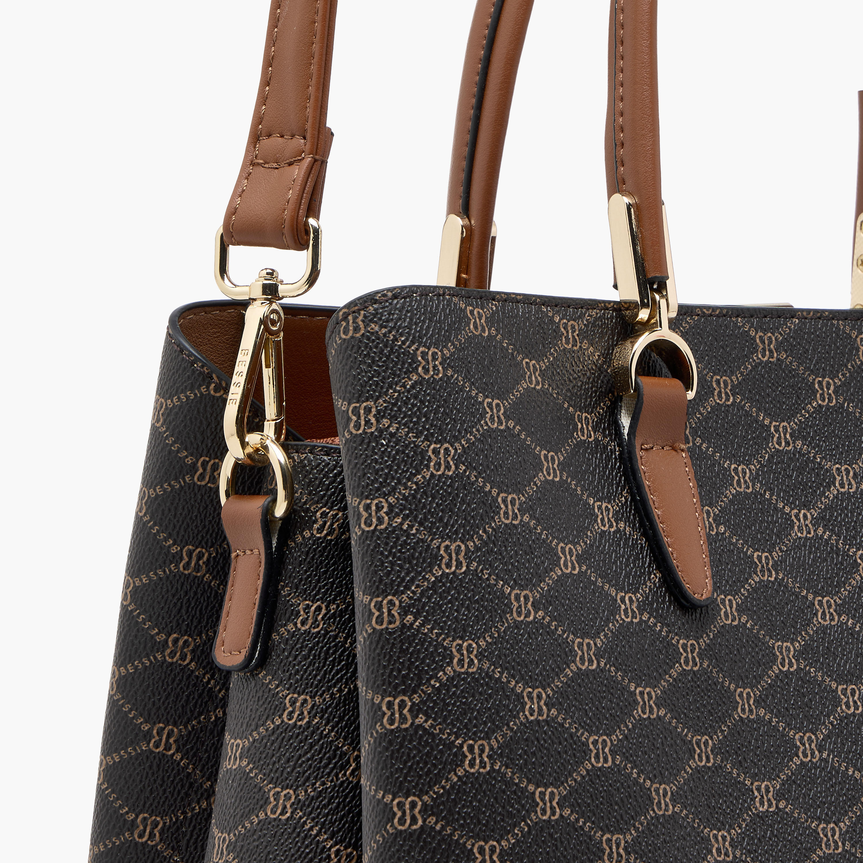 شنطة توتي بمقابض مزدوجة وطبعات مونوجرام ومحفظة بسحاب إغلاق دائري من بيسي لندن-women-bagsandwallets-handbags-image-7