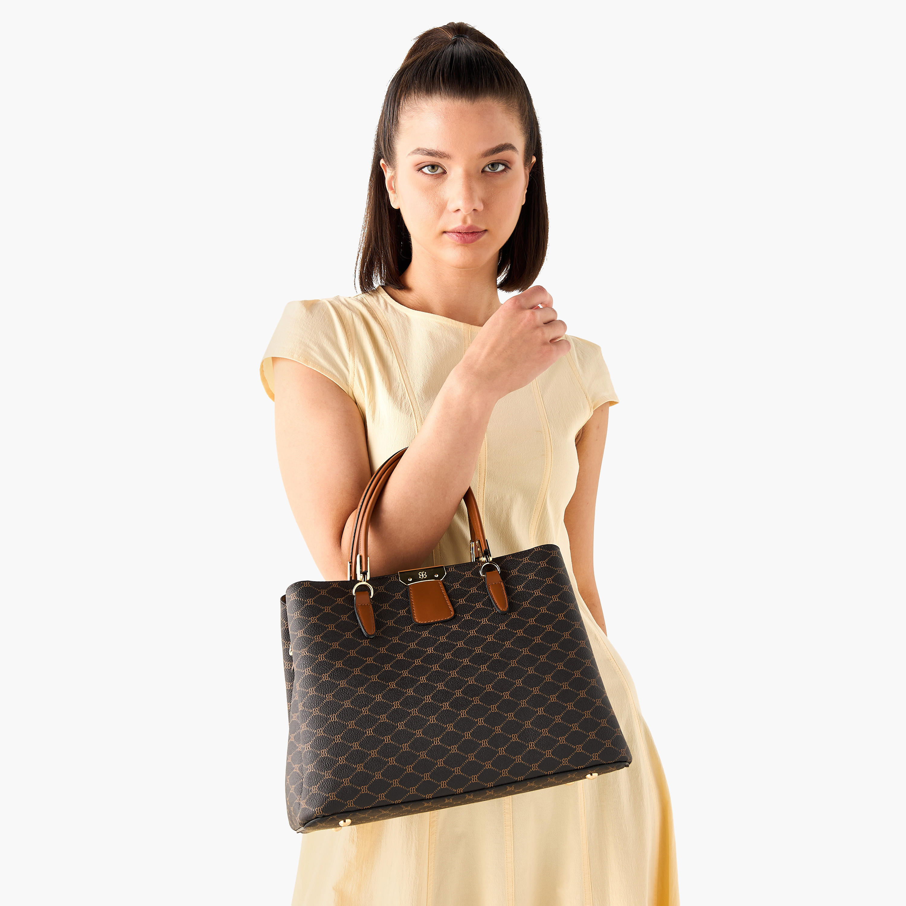 شنطة توتي بمقابض مزدوجة وطبعات مونوجرام ومحفظة بسحاب إغلاق دائري من بيسي لندن-women-bagsandwallets-handbags-image-9