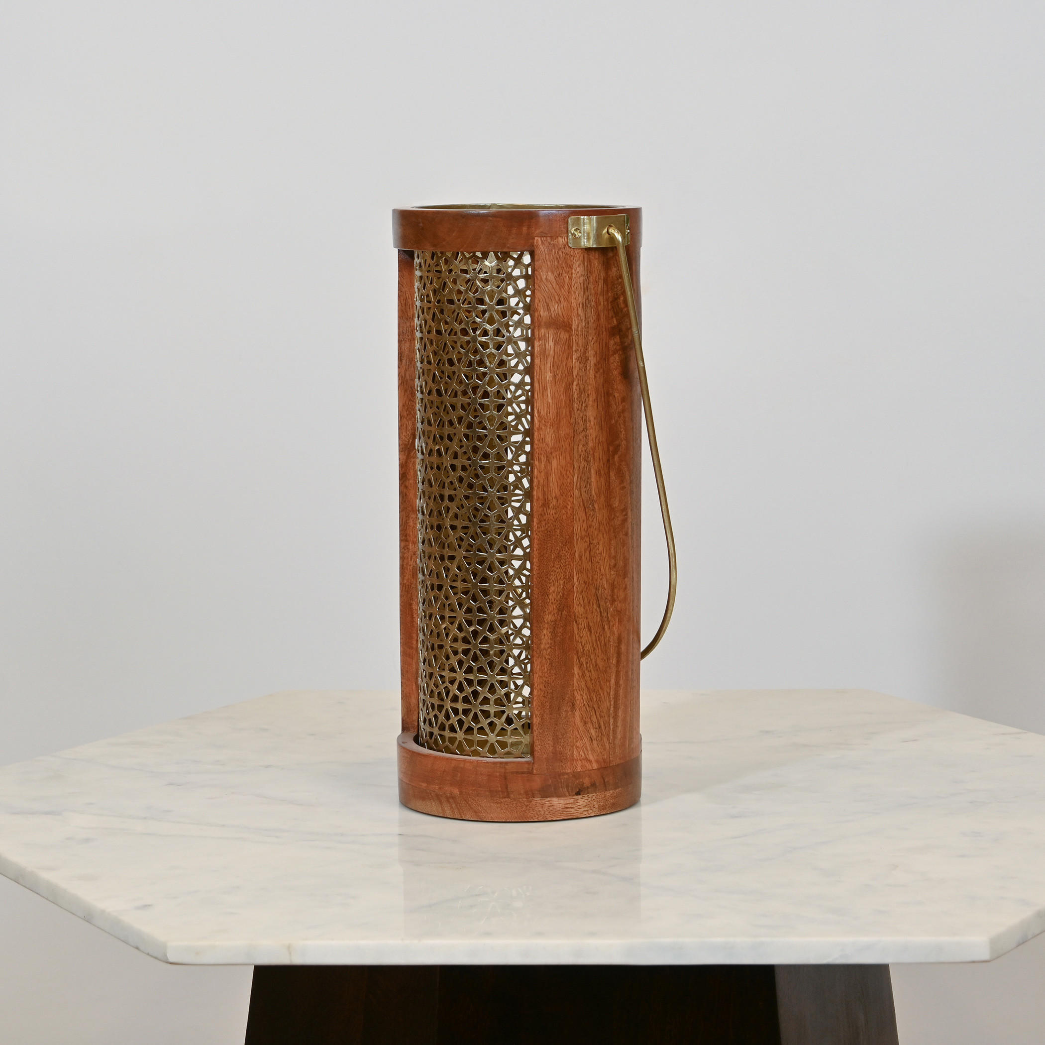 فانوس أسطواني بتفاصيل مفرّغة وخشبية من هوم كارفينج - 16x39 سم-household-decor-candleholdersandlanterns-image-3