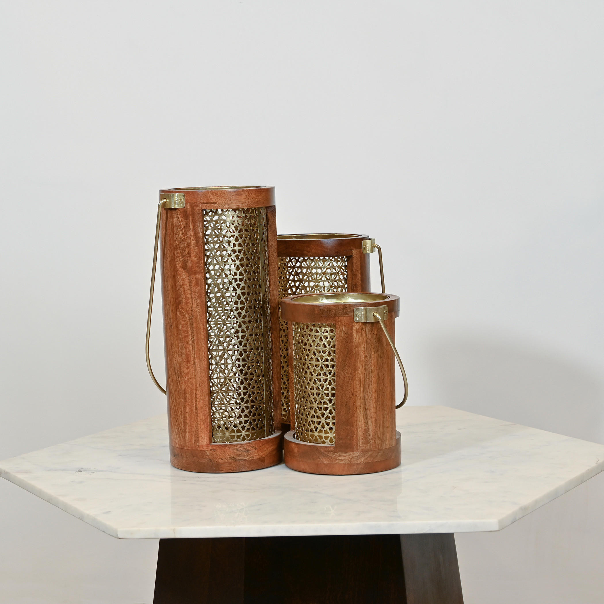 فانوس أسطواني بتفاصيل مفرّغة وخشبية من هوم كارفينج - 16x39 سم-household-decor-candleholdersandlanterns-image-6