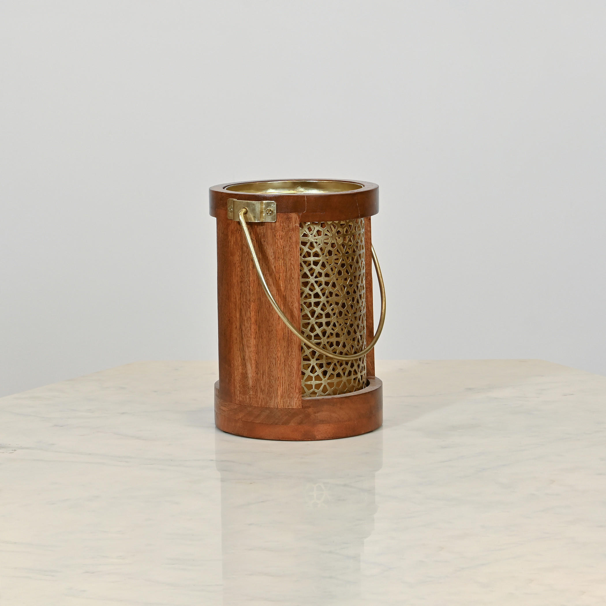 فانوس أسطواني بتفاصيل مفرّغة وخشبية من هوم كارفينج - 16x23 سم-household-decor-candleholdersandlanterns-image-1