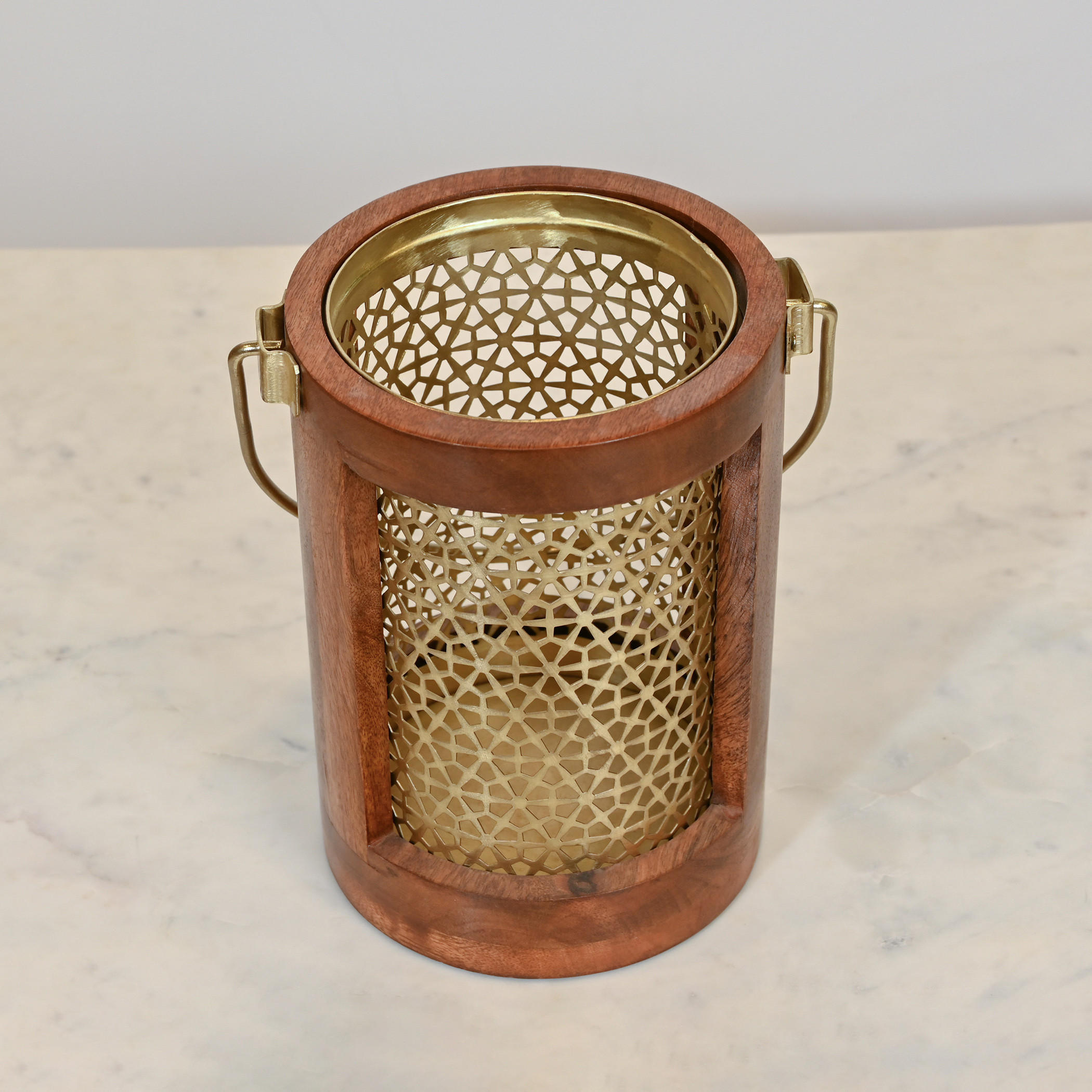 فانوس أسطواني بتفاصيل مفرّغة وخشبية من هوم كارفينج - 16x23 سم-household-decor-candleholdersandlanterns-image-3