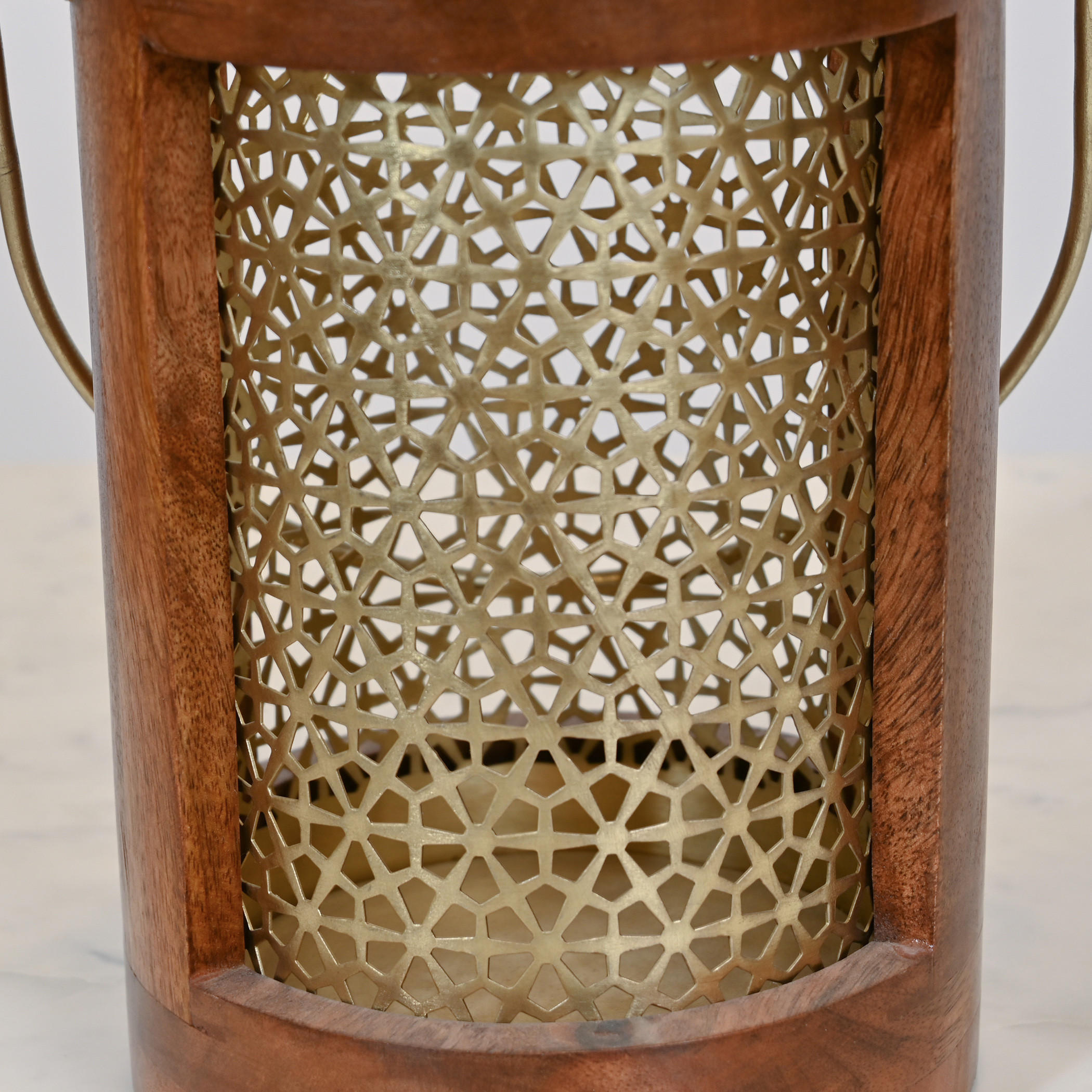 فانوس أسطواني بتفاصيل مفرّغة وخشبية من هوم كارفينج - 16x23 سم-household-decor-candleholdersandlanterns-image-4