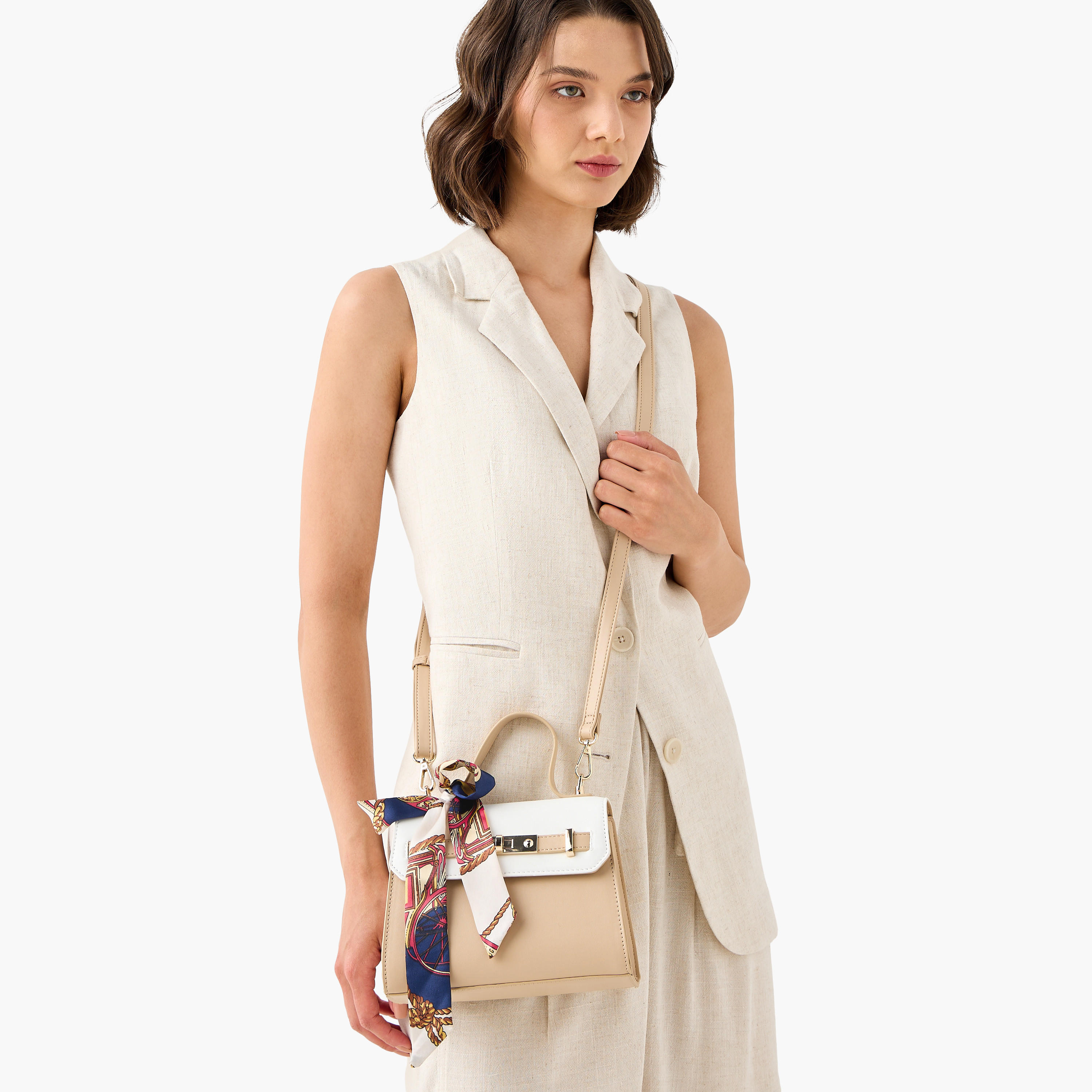 شنطة ساتشيل بتفاصيل وشاح وطيّة إغلاق وحزام قابل للفصل من ساشا-women-bagsandwallets-handbags-image-9