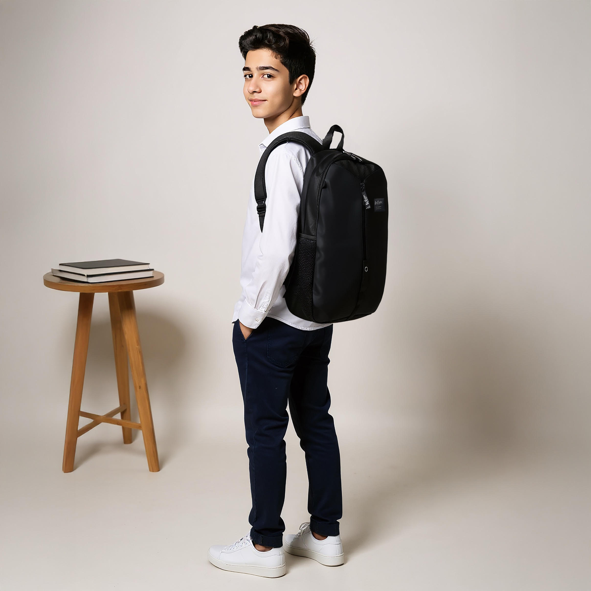 شنطة ظهر بأحزمة كتف قابلة للتعديل وتفاصيل الشعار من لي كوبر - 15x50x33 سم-school-bagsandbackpacks-backpacks-image-3