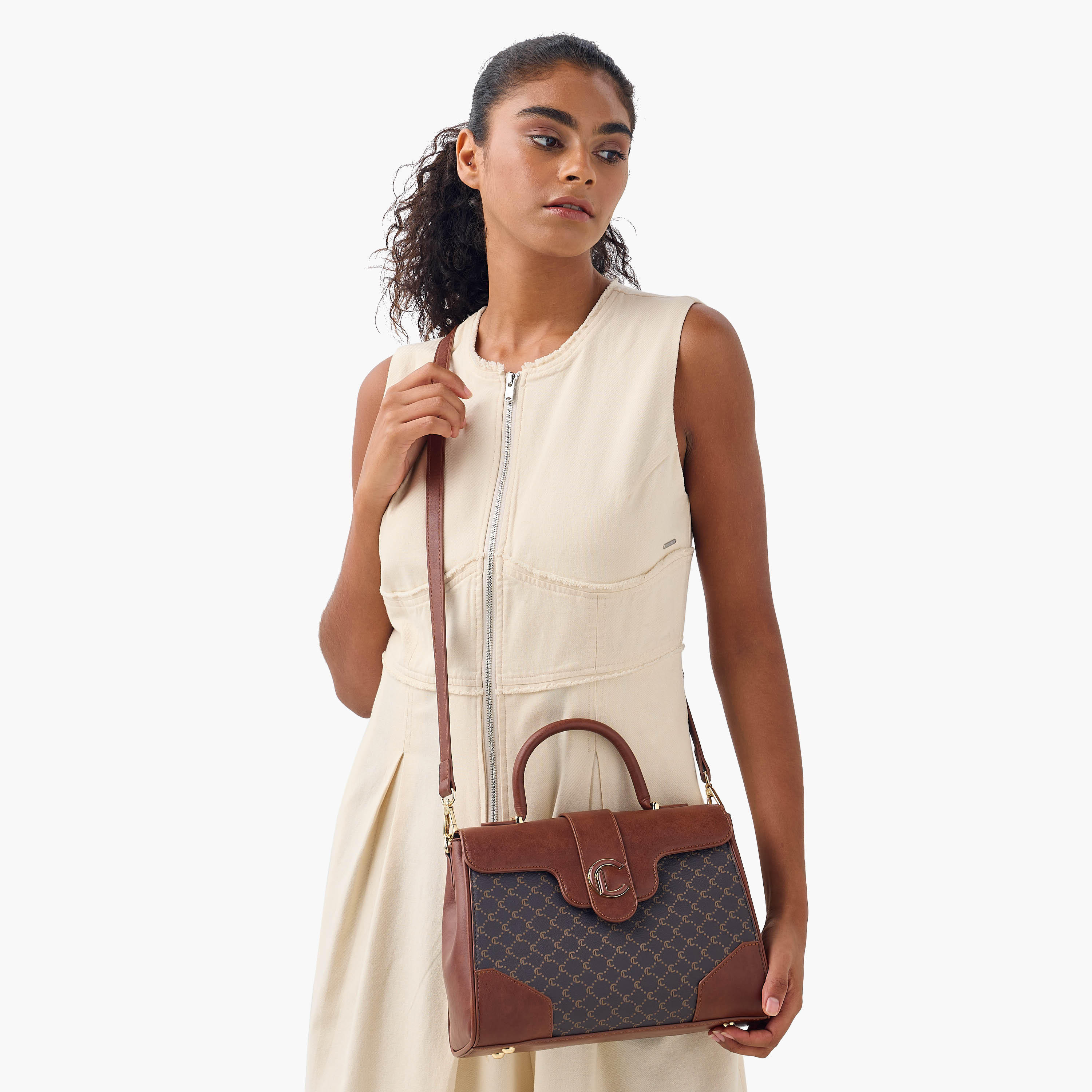شنطة ساتشيل بطبعات مونوجرام ومقبض علوي وزر إغلاق من لو كونفرت-women-bagsandwallets-handbags-image-2