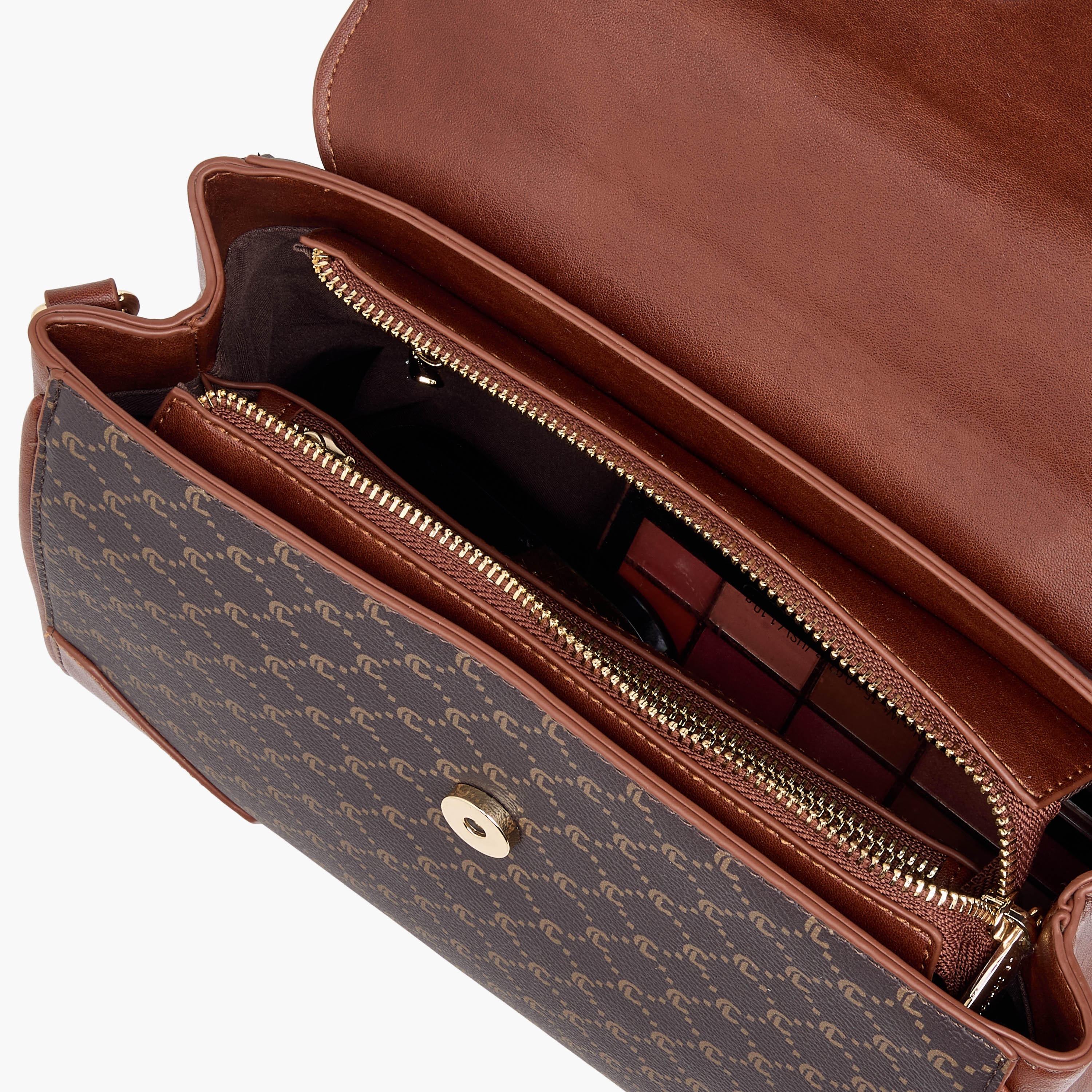 شنطة ساتشيل بطبعات مونوجرام ومقبض علوي وزر إغلاق من لو كونفرت-women-bagsandwallets-handbags-image-8