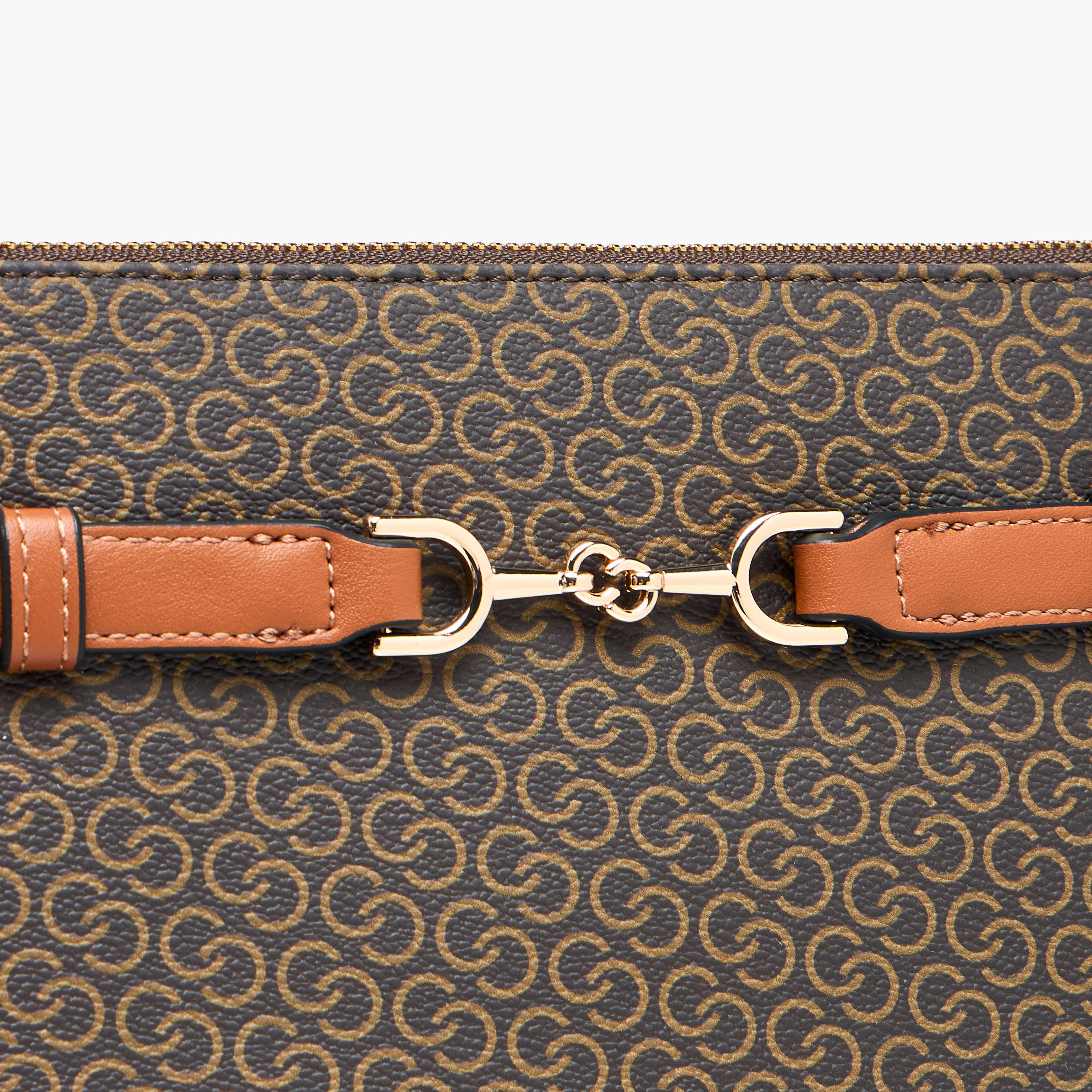 شنطة كلاتش بسحاب إغلاق وطبعات مونوجرام من سيليست-women-bagsandwallets-handbags-image-4
