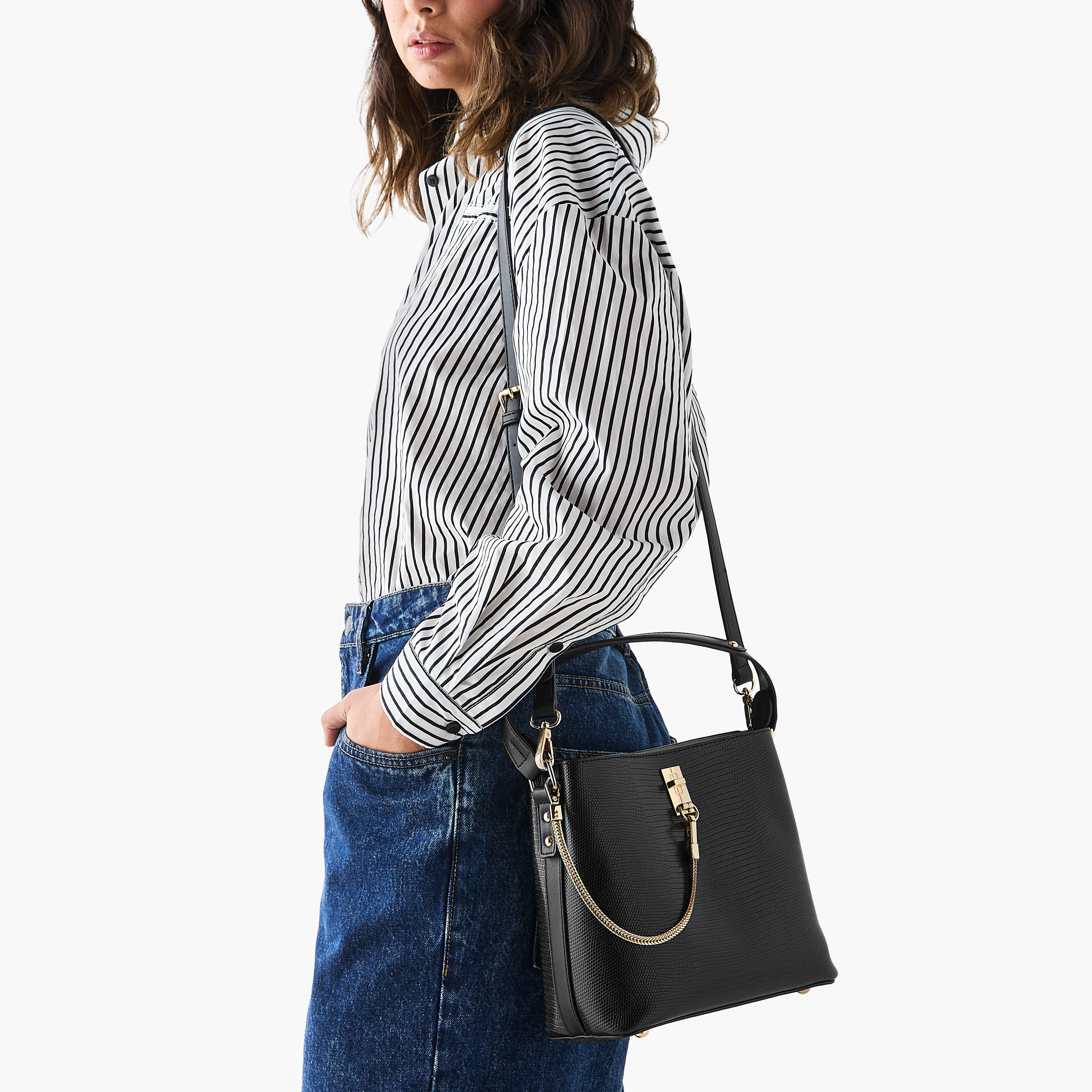 شنطة كتف بارزة الملمس بسحّاب من سيليست-women-bagsandwallets-handbags-image-4