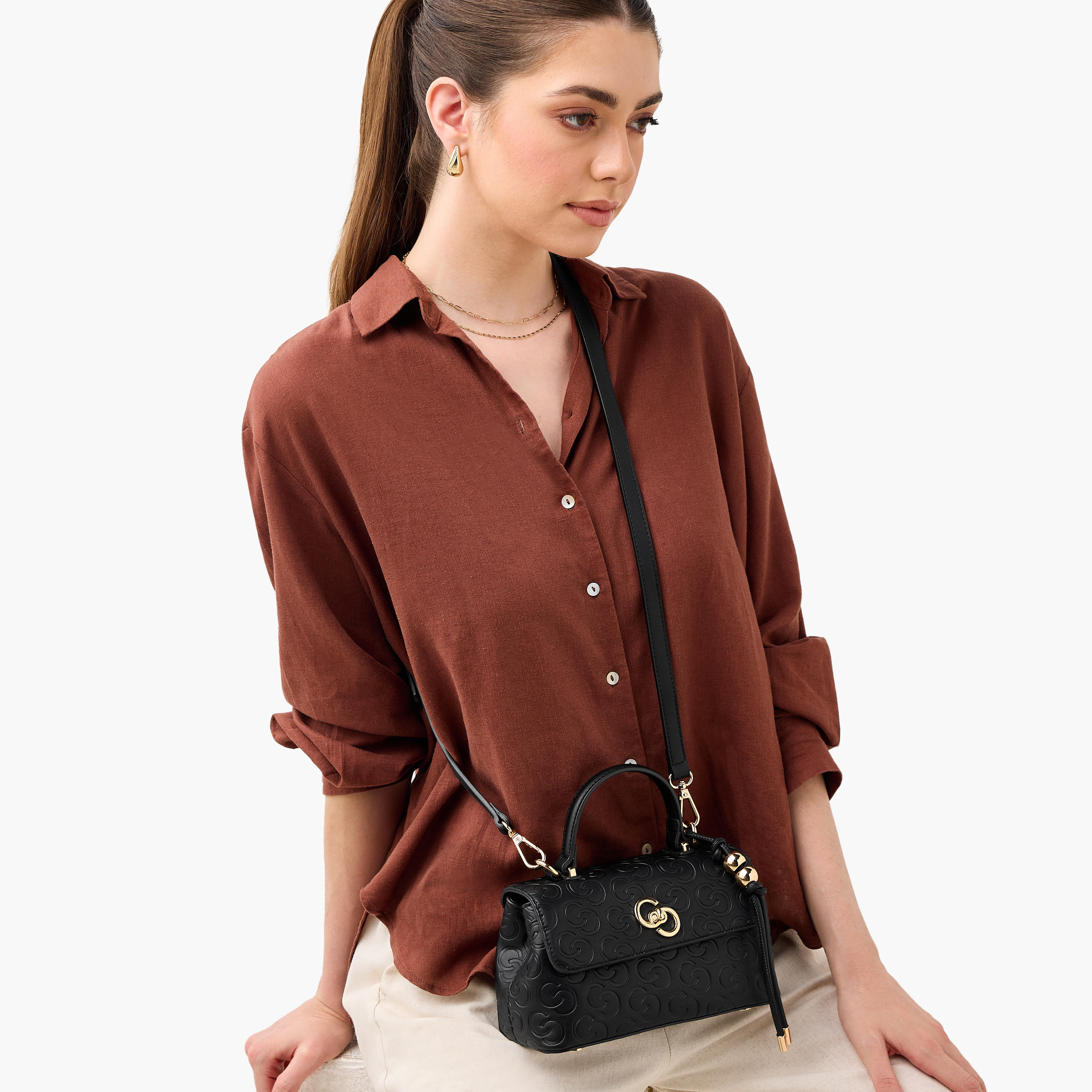 شنطة كروس بودي بحزام قابل للفصل وقفل إغلاق دوّار ونقوش مونوجرام من سيليست-women-bagsandwallets-handbags-image-3