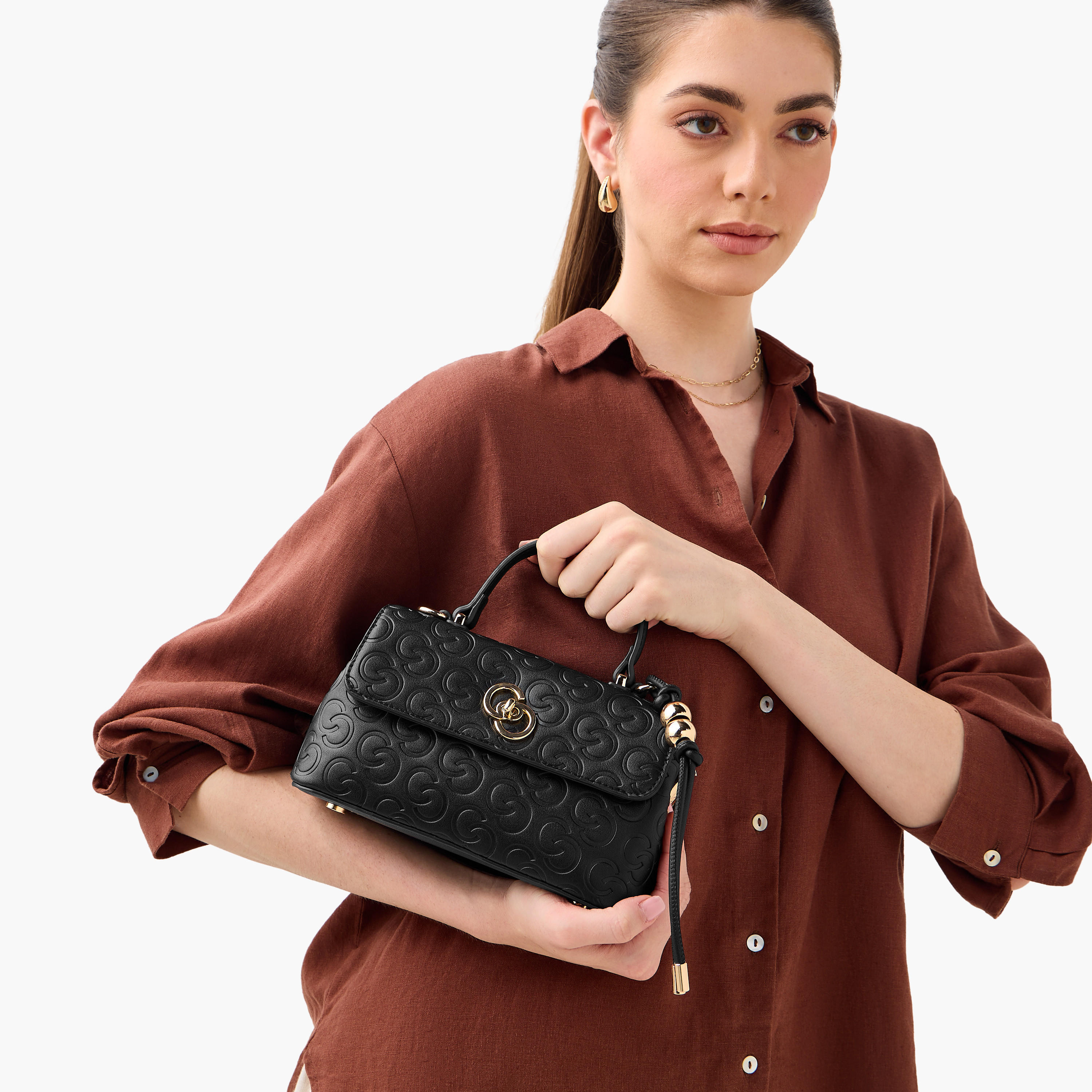 شنطة كروس بودي بحزام قابل للفصل وقفل إغلاق دوّار ونقوش مونوجرام من سيليست-women-bagsandwallets-handbags-image-9