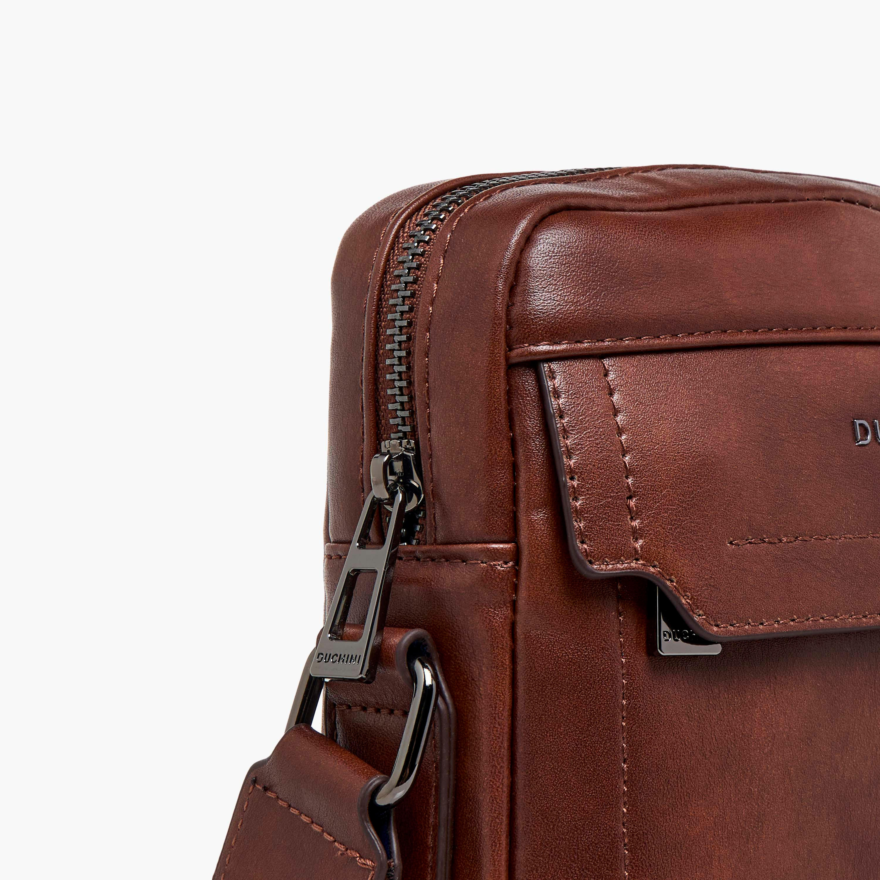 شنطة كروس بودي سادة بحزام قابل للتعديل وسحاب إغلاق من دوتشيني-men-bags-image-3